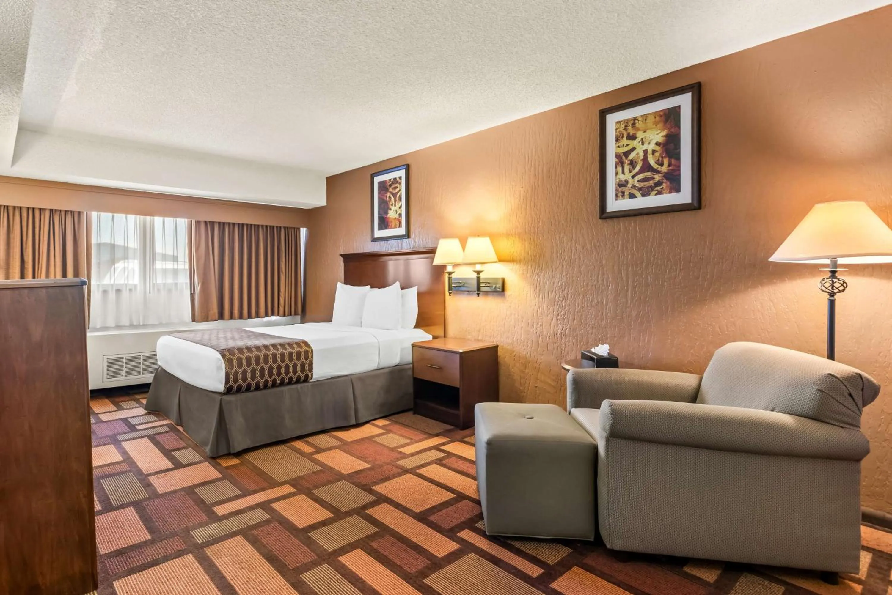 Photo of the whole room, Bed in Best Western Tower West Lodge