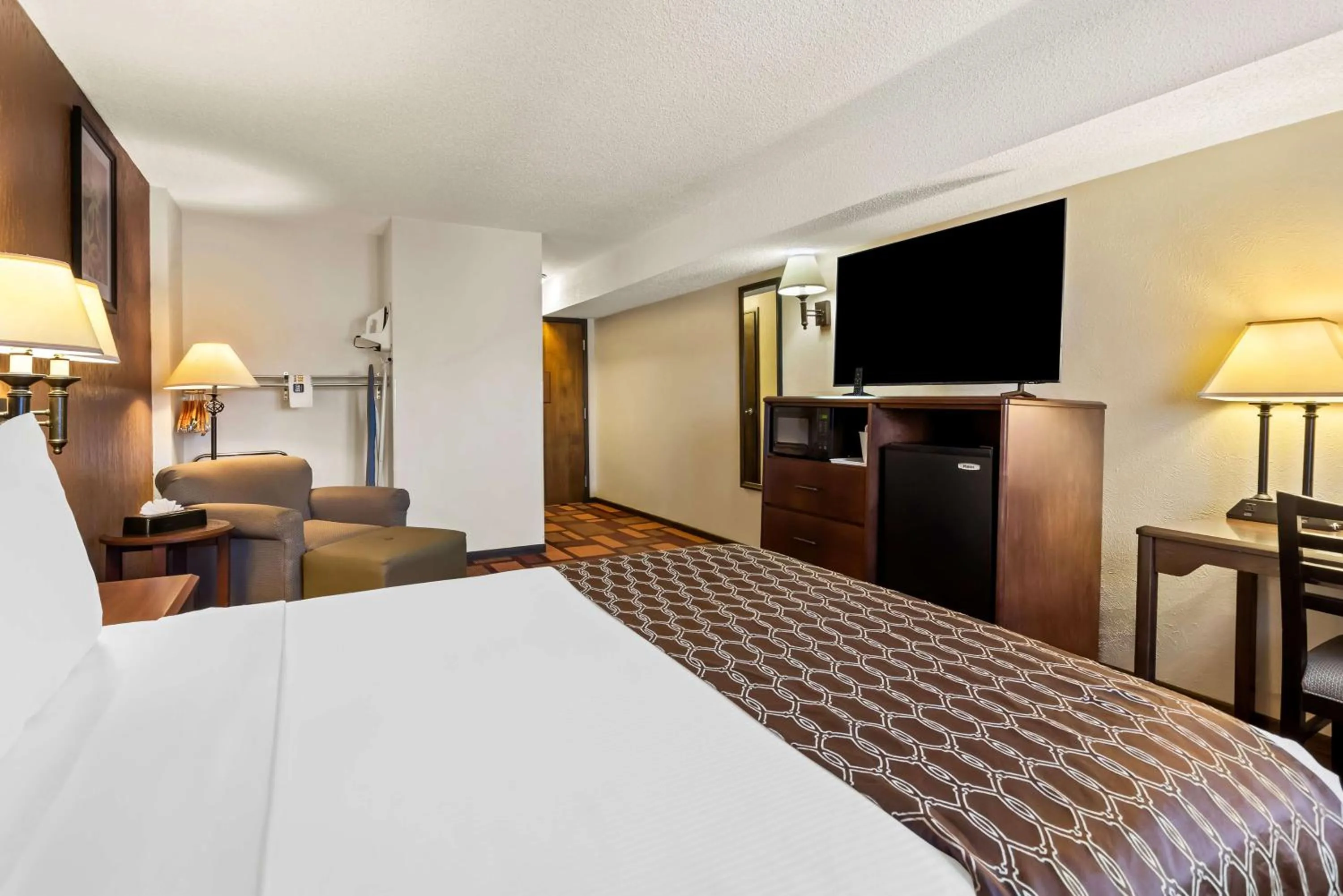 Photo of the whole room, Bed in Best Western Tower West Lodge