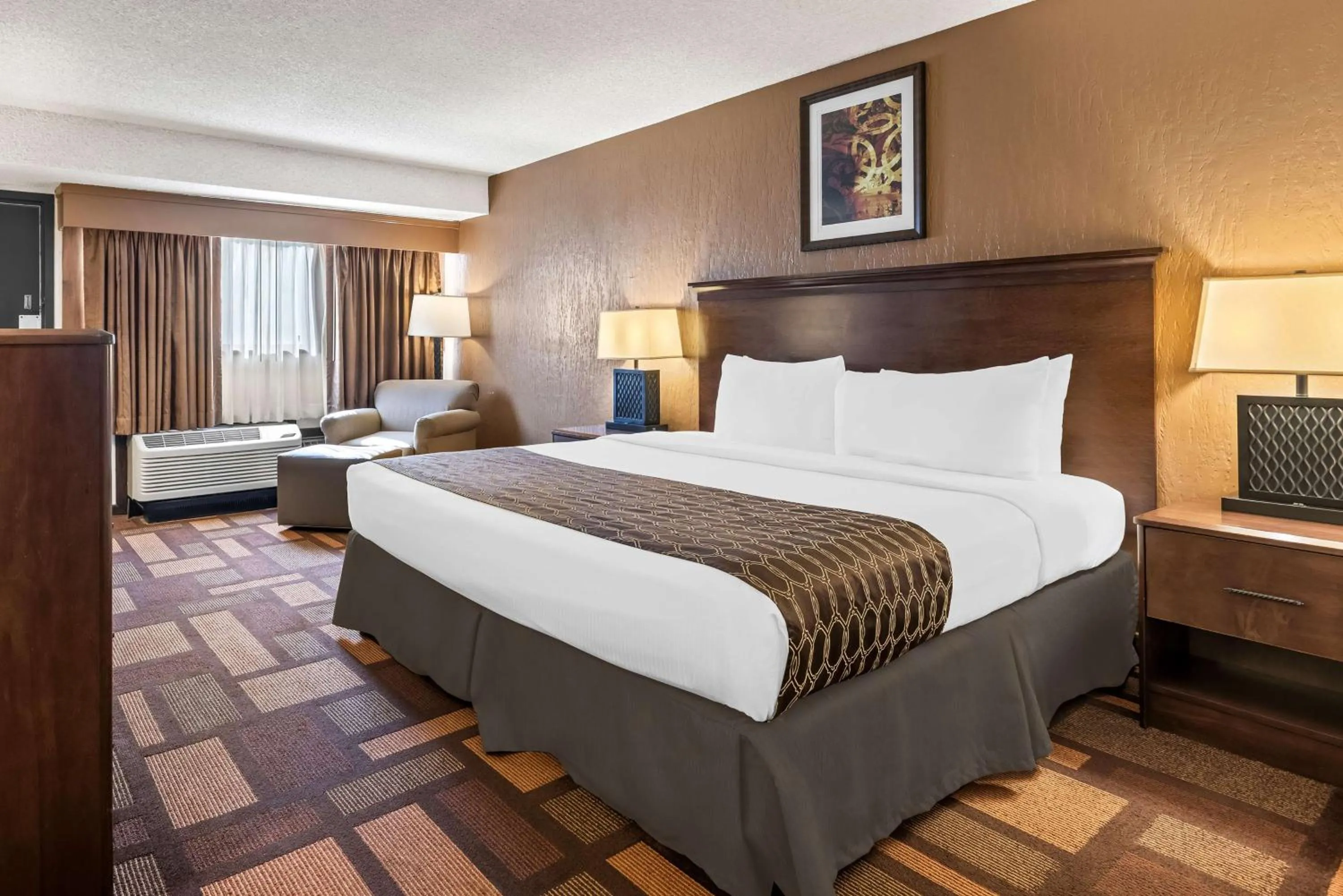 Photo of the whole room, Bed in Best Western Tower West Lodge