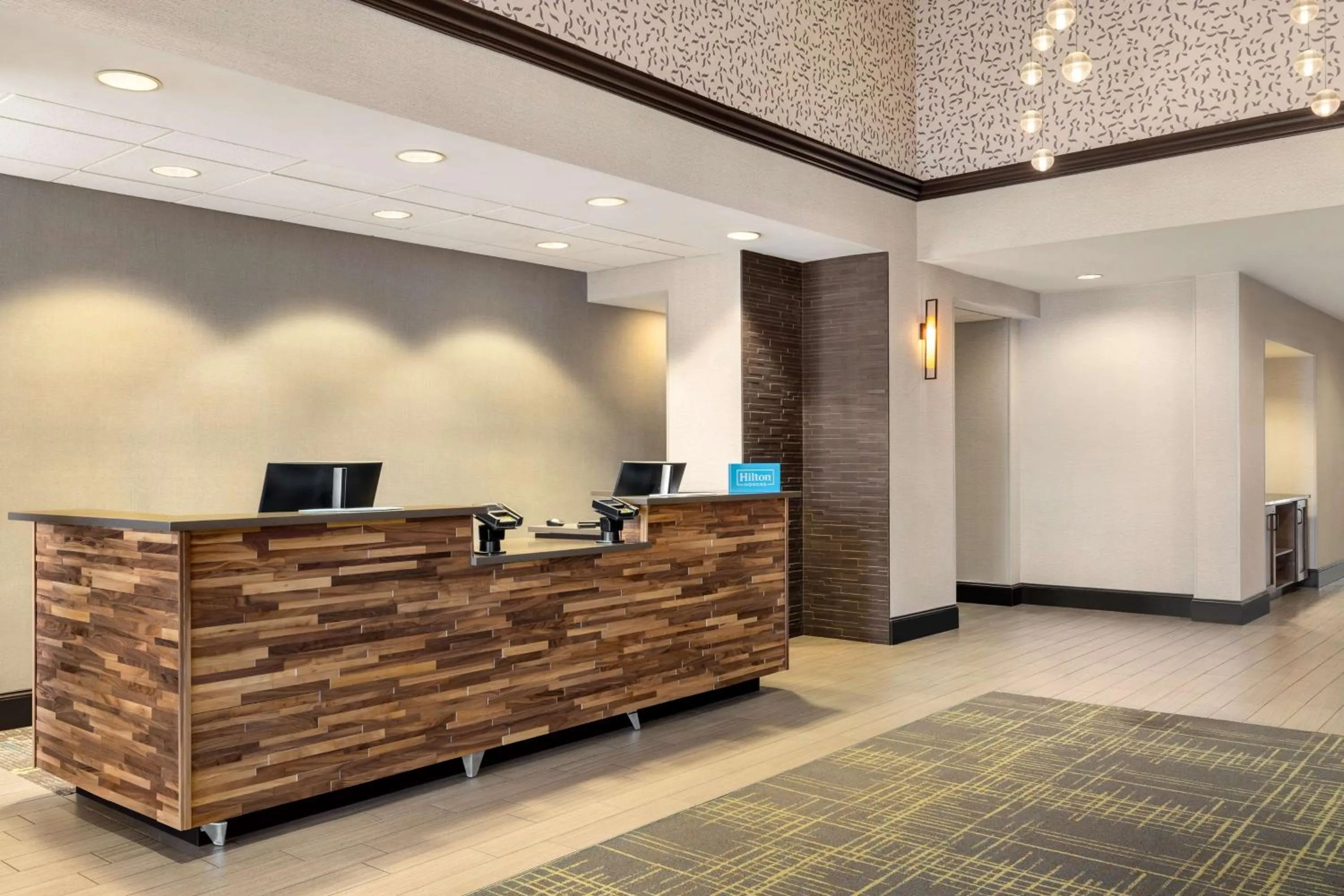 Lobby or reception in Hampton by Hilton Shelton