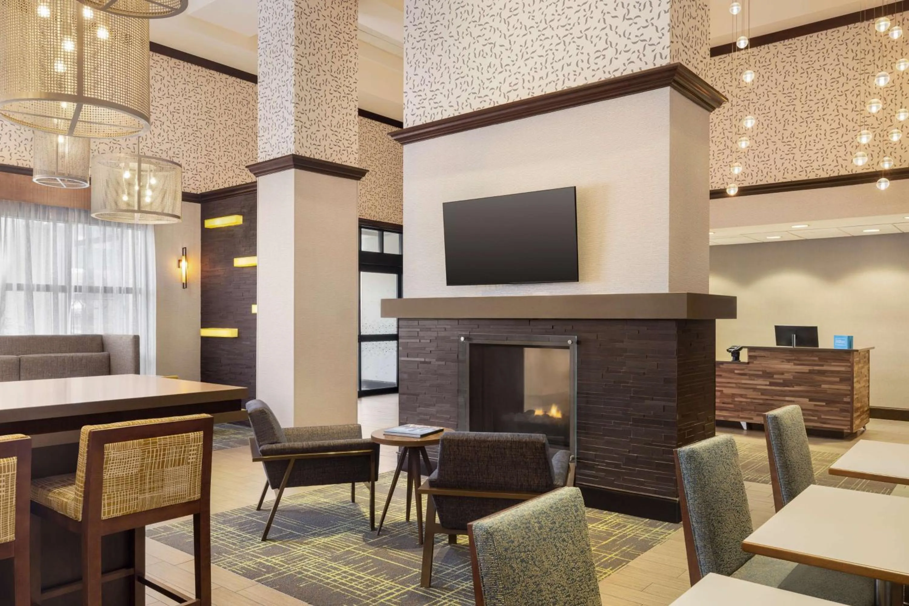 Lobby or reception in Hampton by Hilton Shelton