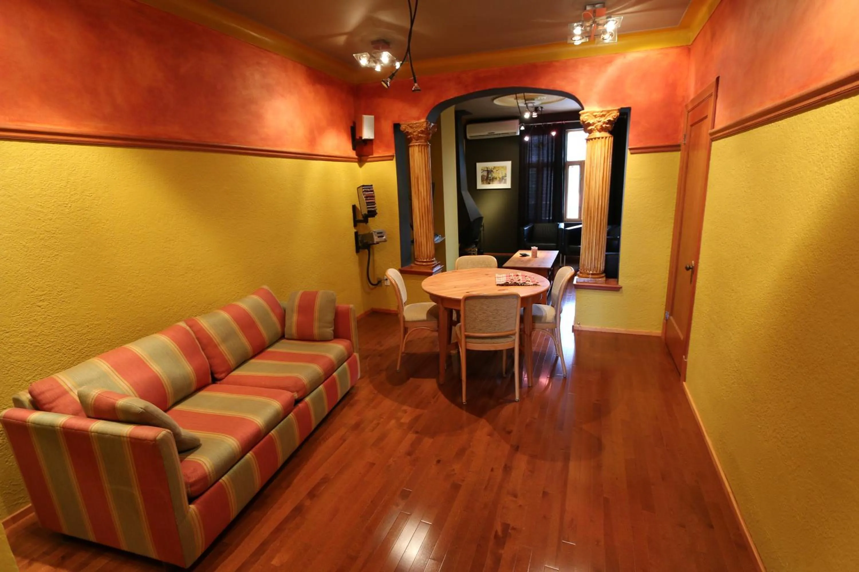 Dining area in A La Carte Bed & Breakfast