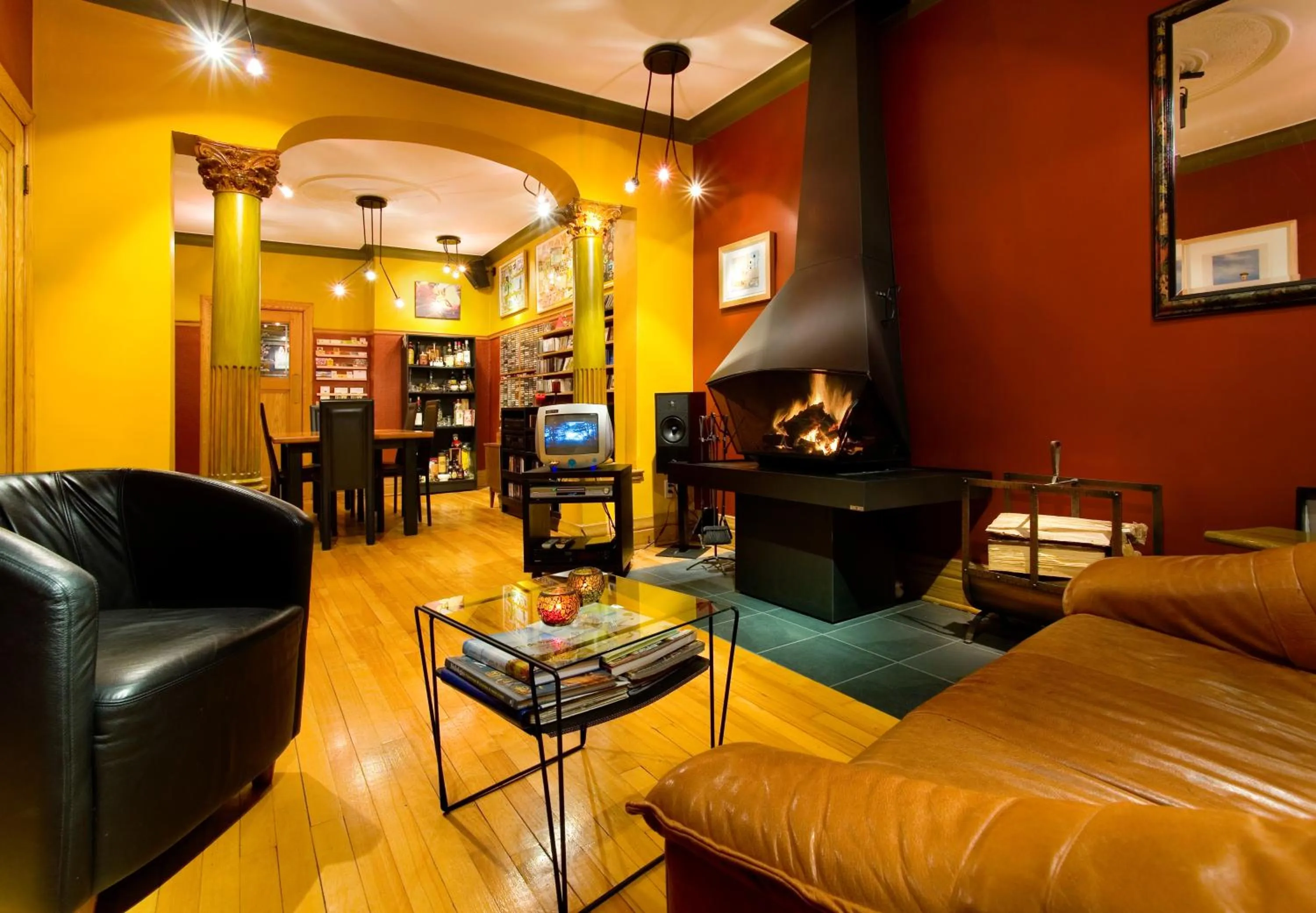 Communal lounge/ TV room in A La Carte Bed & Breakfast