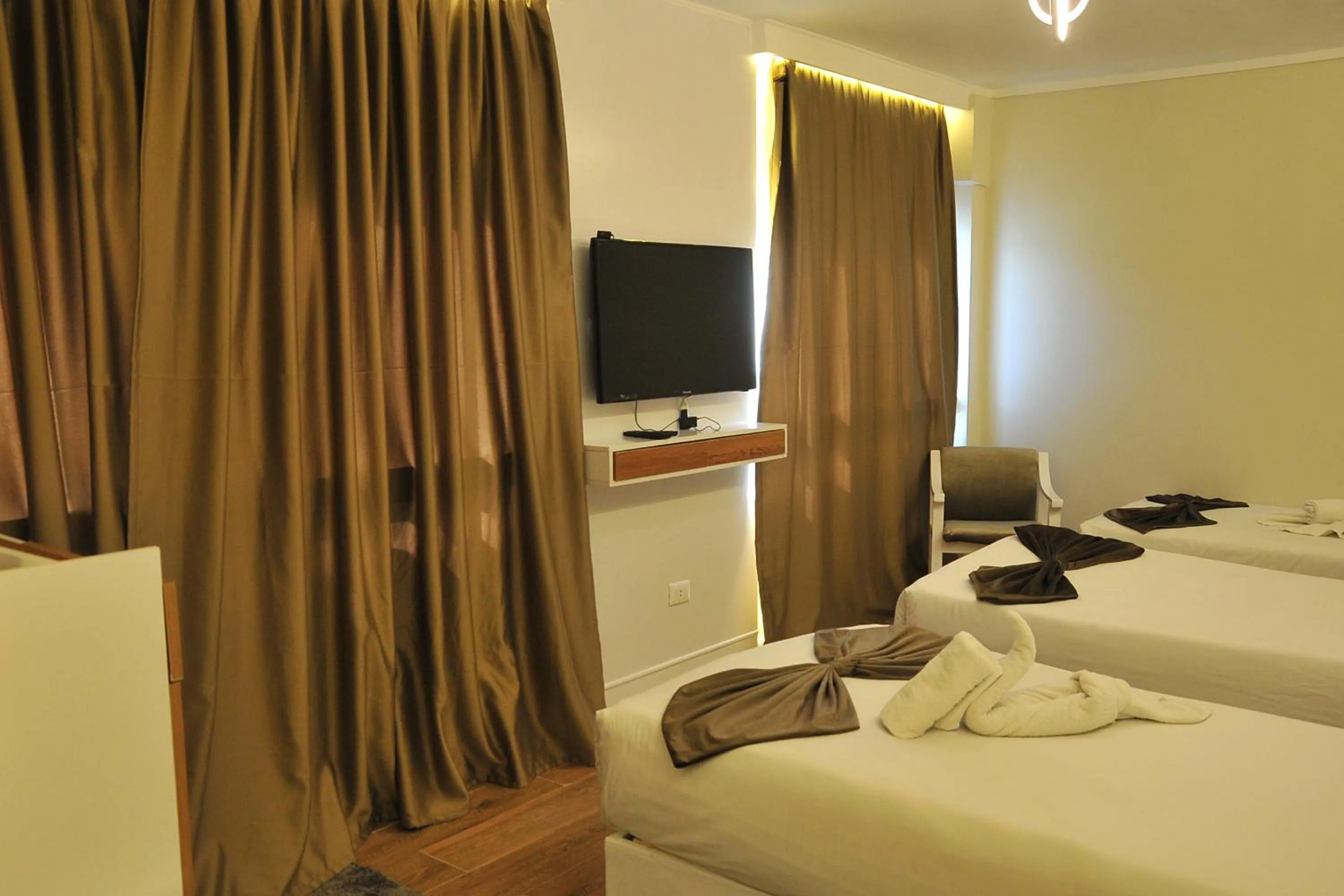 Bedroom, Bed in Salma Hotel Cairo