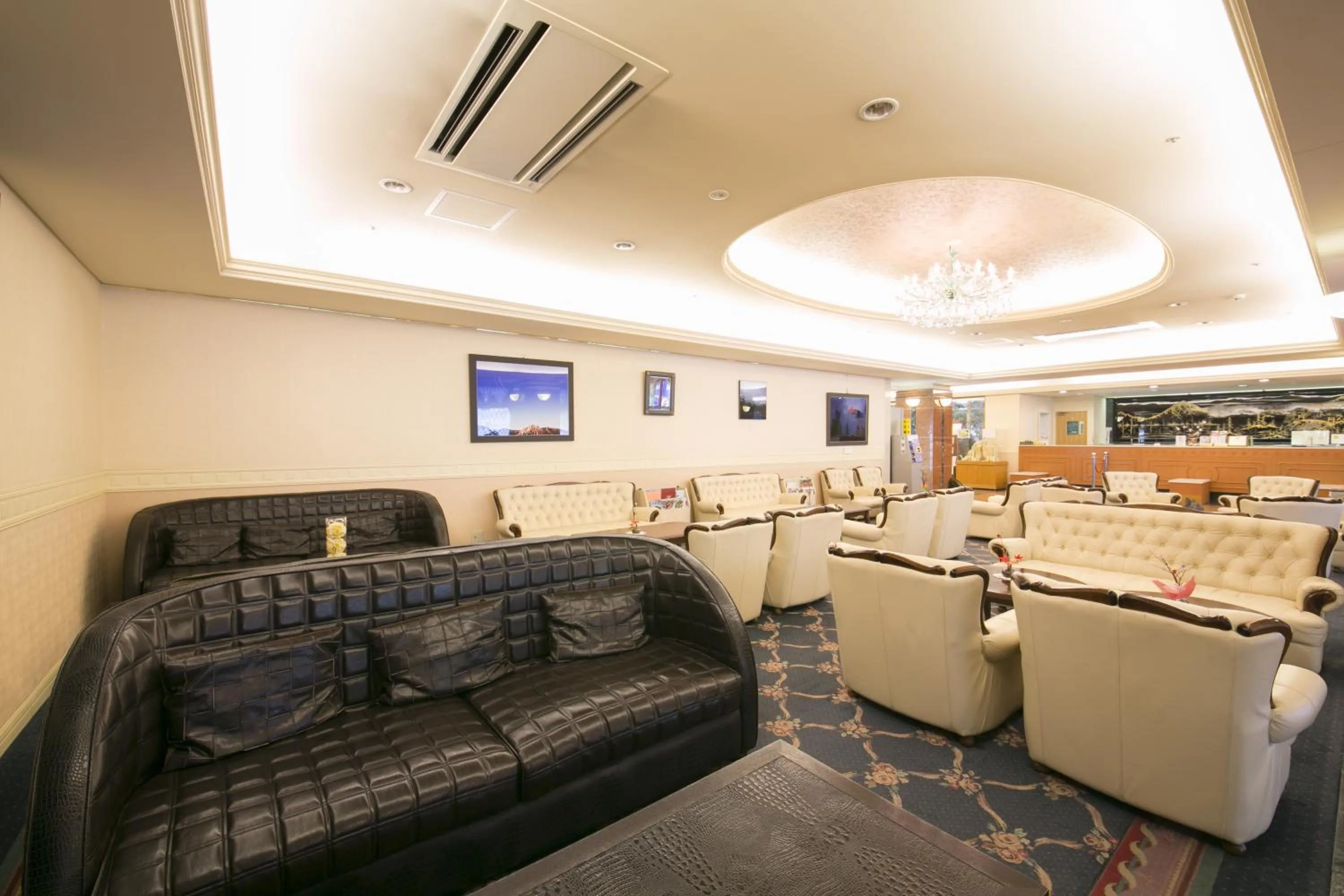 Communal lounge/ TV room in Okuhida Garden Hotel Yakedake