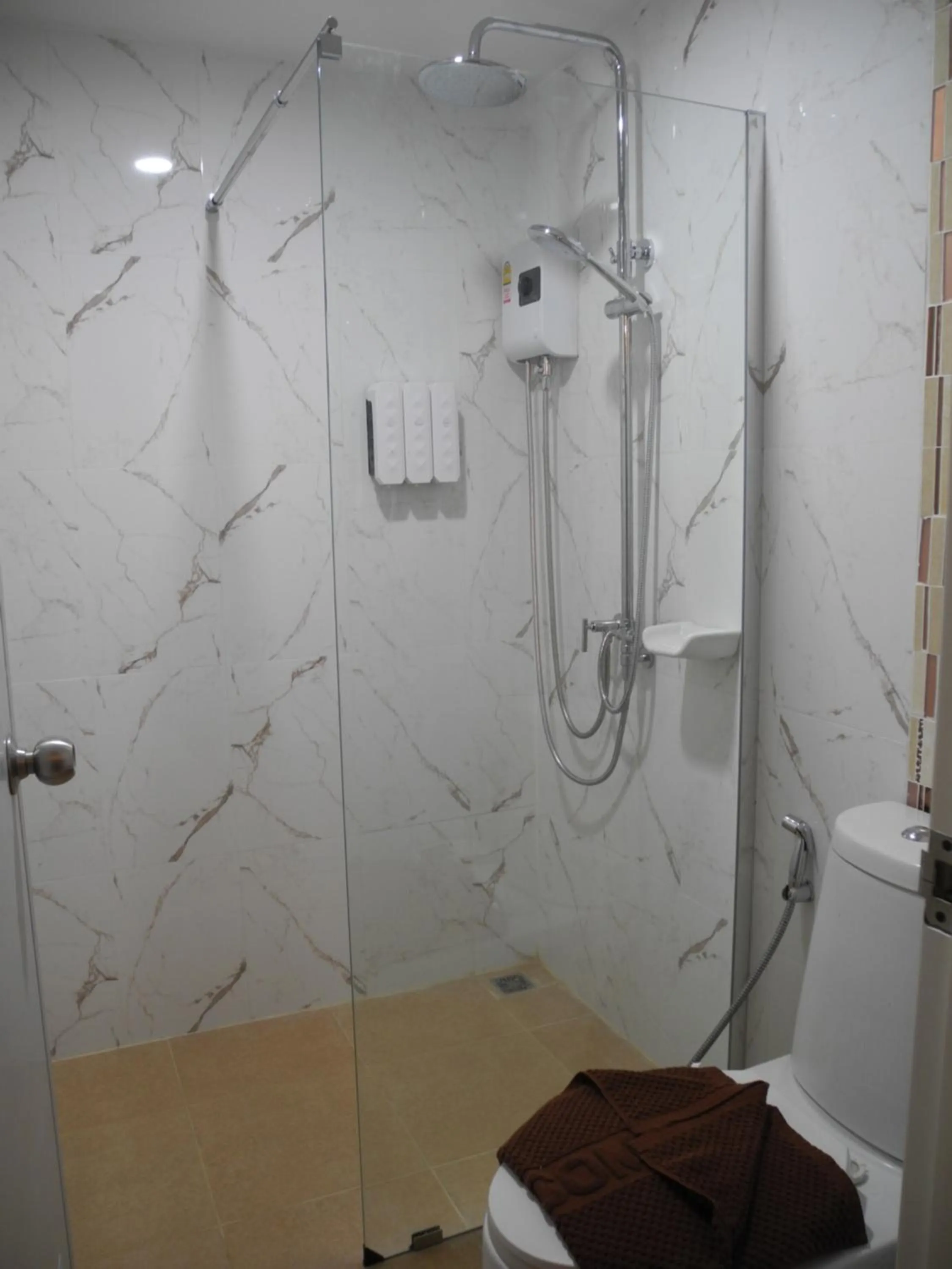 Shower in Bann Tawan Hostel Chiang Rai