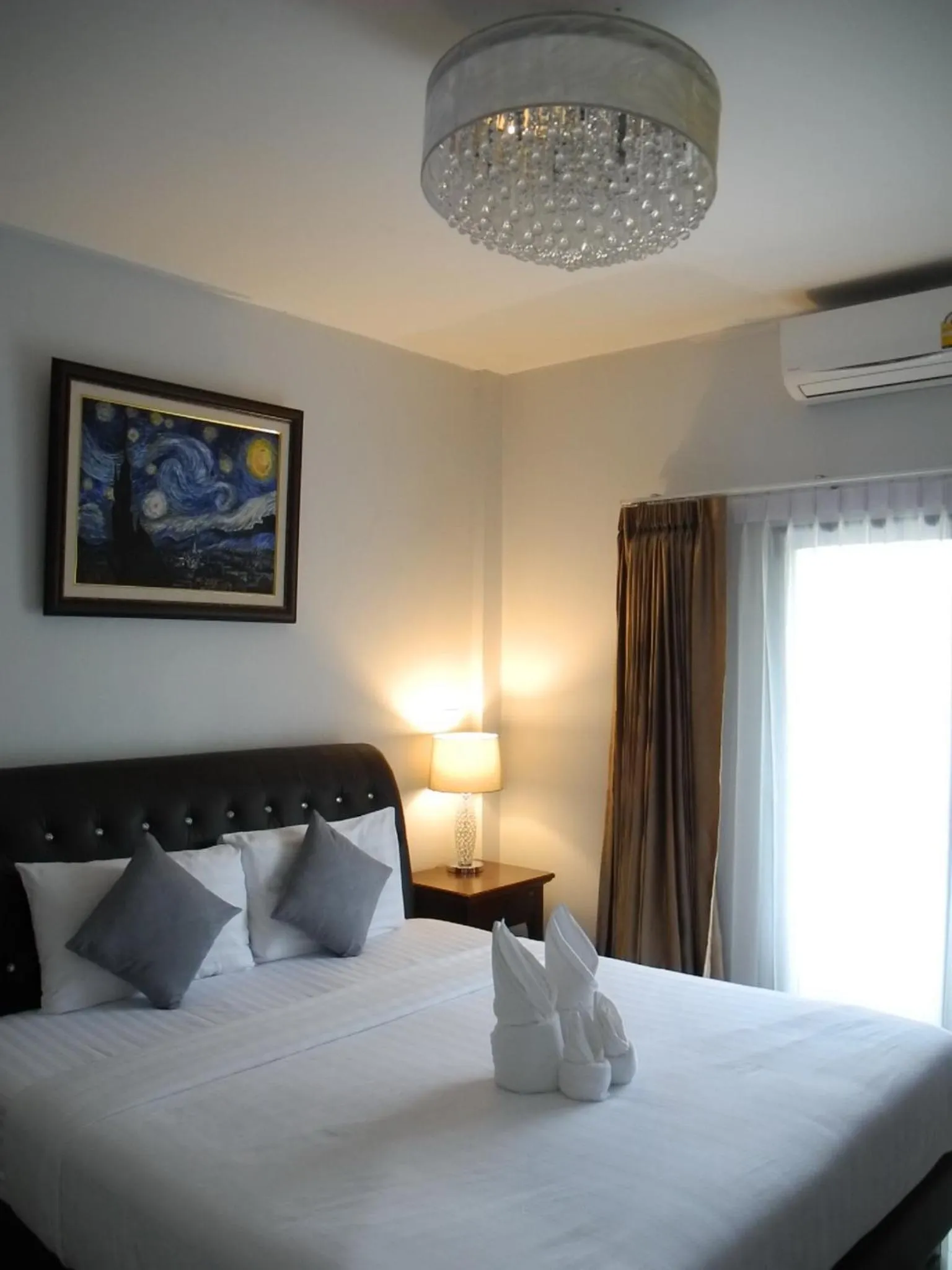 Photo of the whole room, Bed in Bann Tawan Hostel Chiang Rai