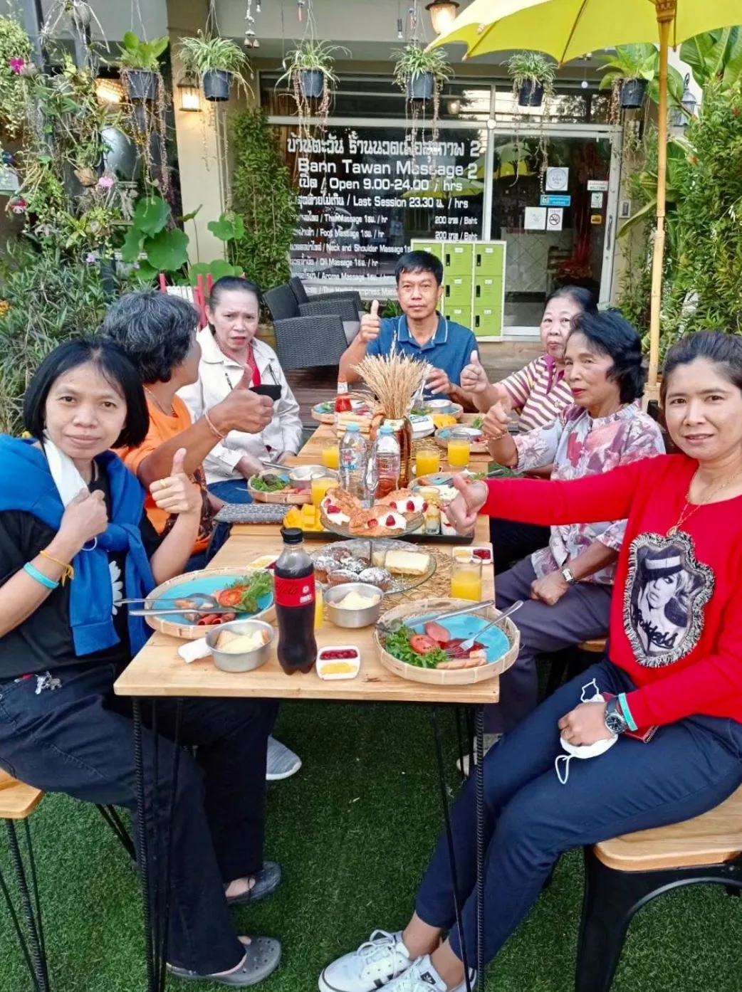 People in Bann Tawan Hostel Chiang Rai