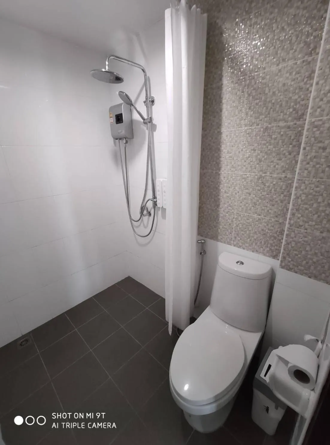 Shower in Bann Tawan Hostel Chiang Rai