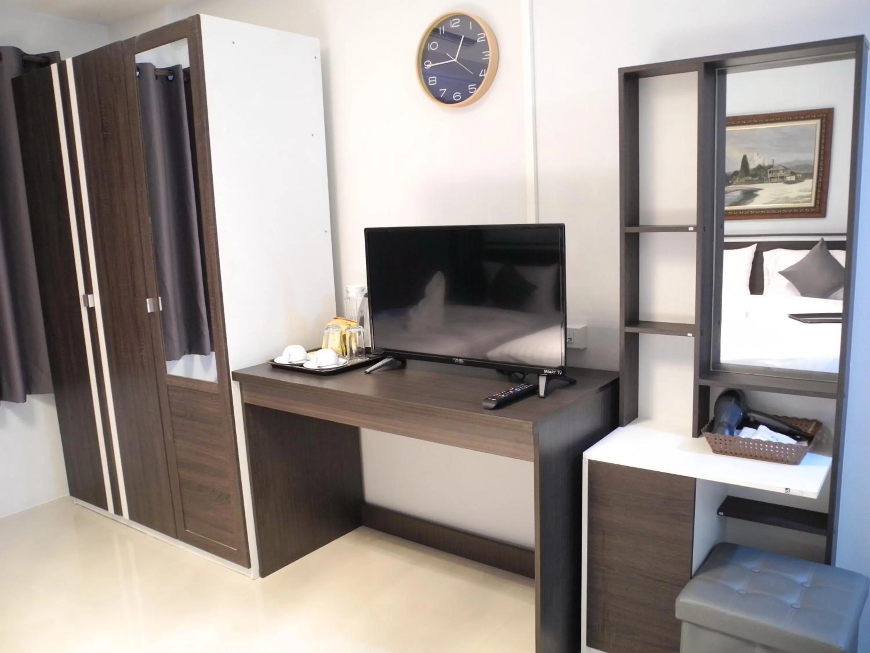 Communal lounge/ TV room in Bann Tawan Hostel Chiang Rai