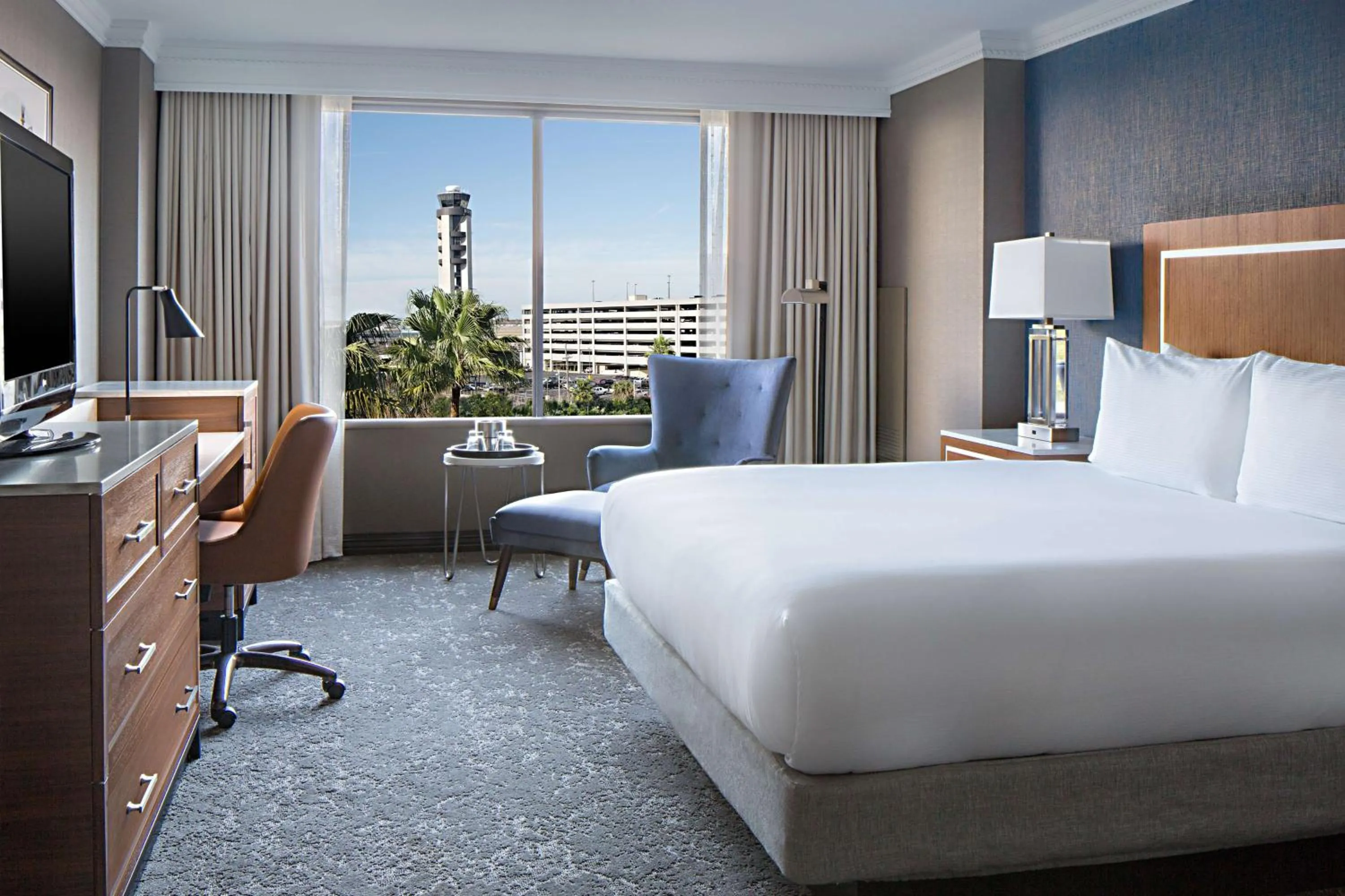 Bedroom, Bed in Hilton New Orleans Airport