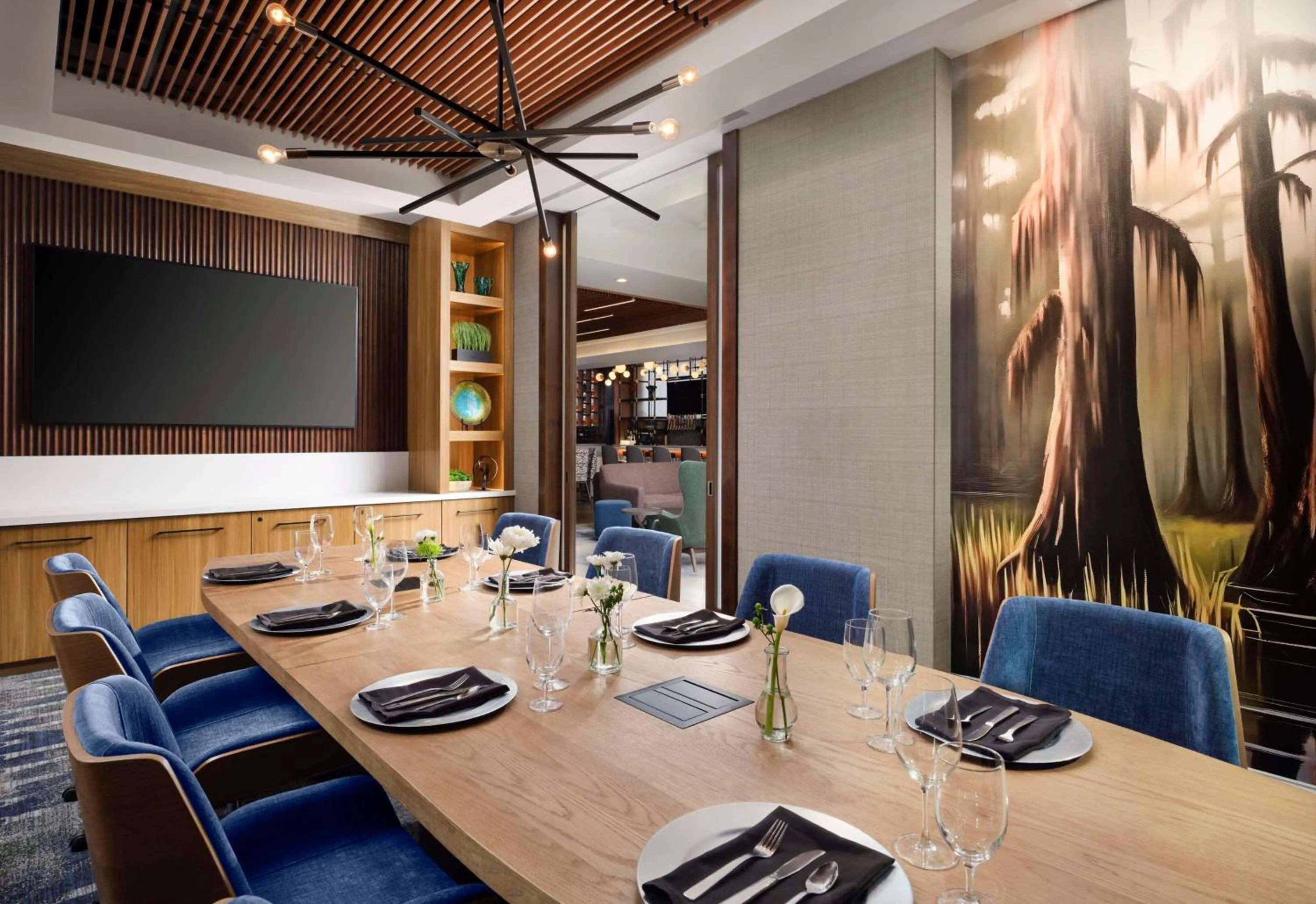 Restaurant/places to eat in Hilton New Orleans Airport