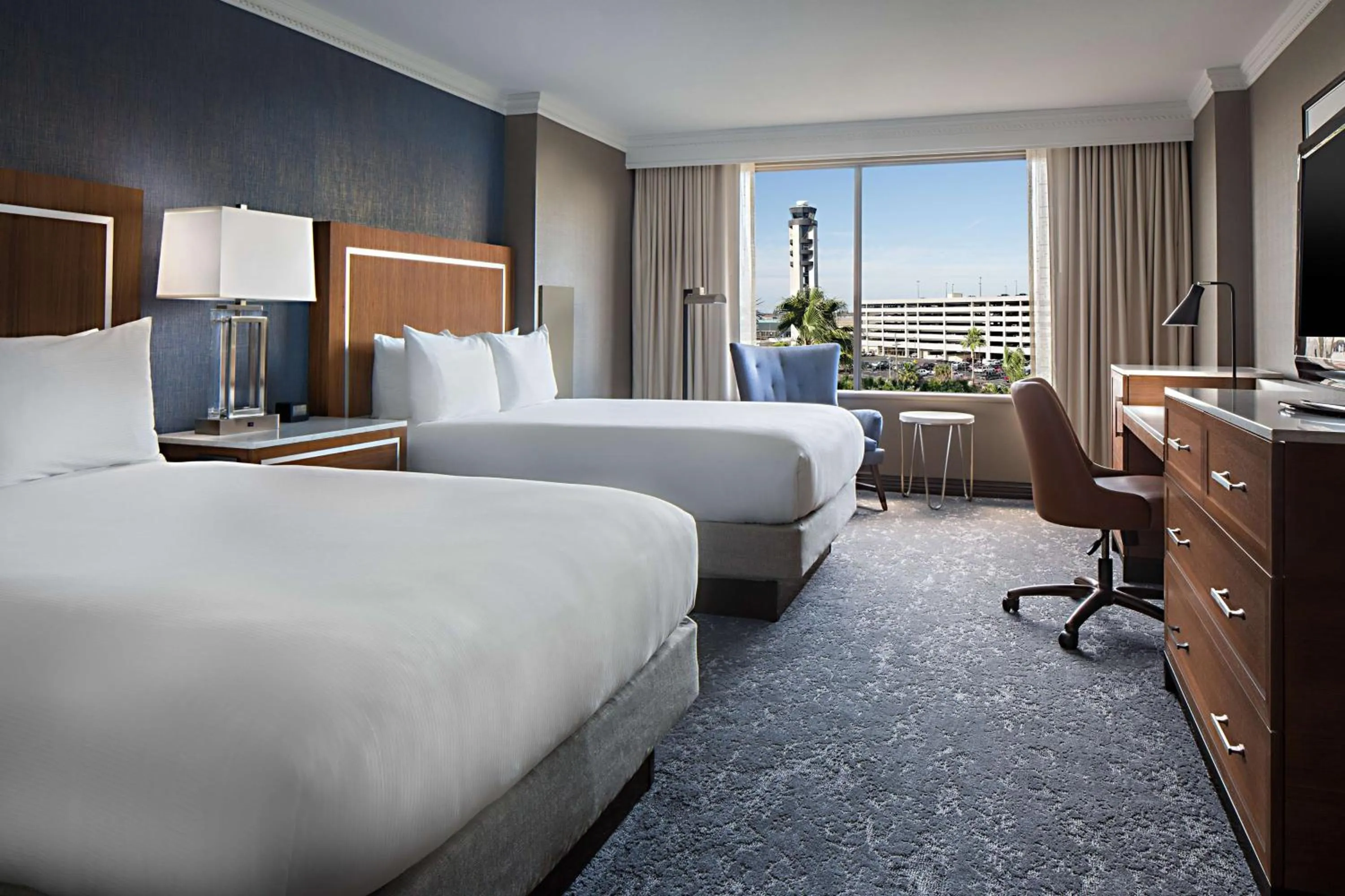 Bedroom, Bed in Hilton New Orleans Airport