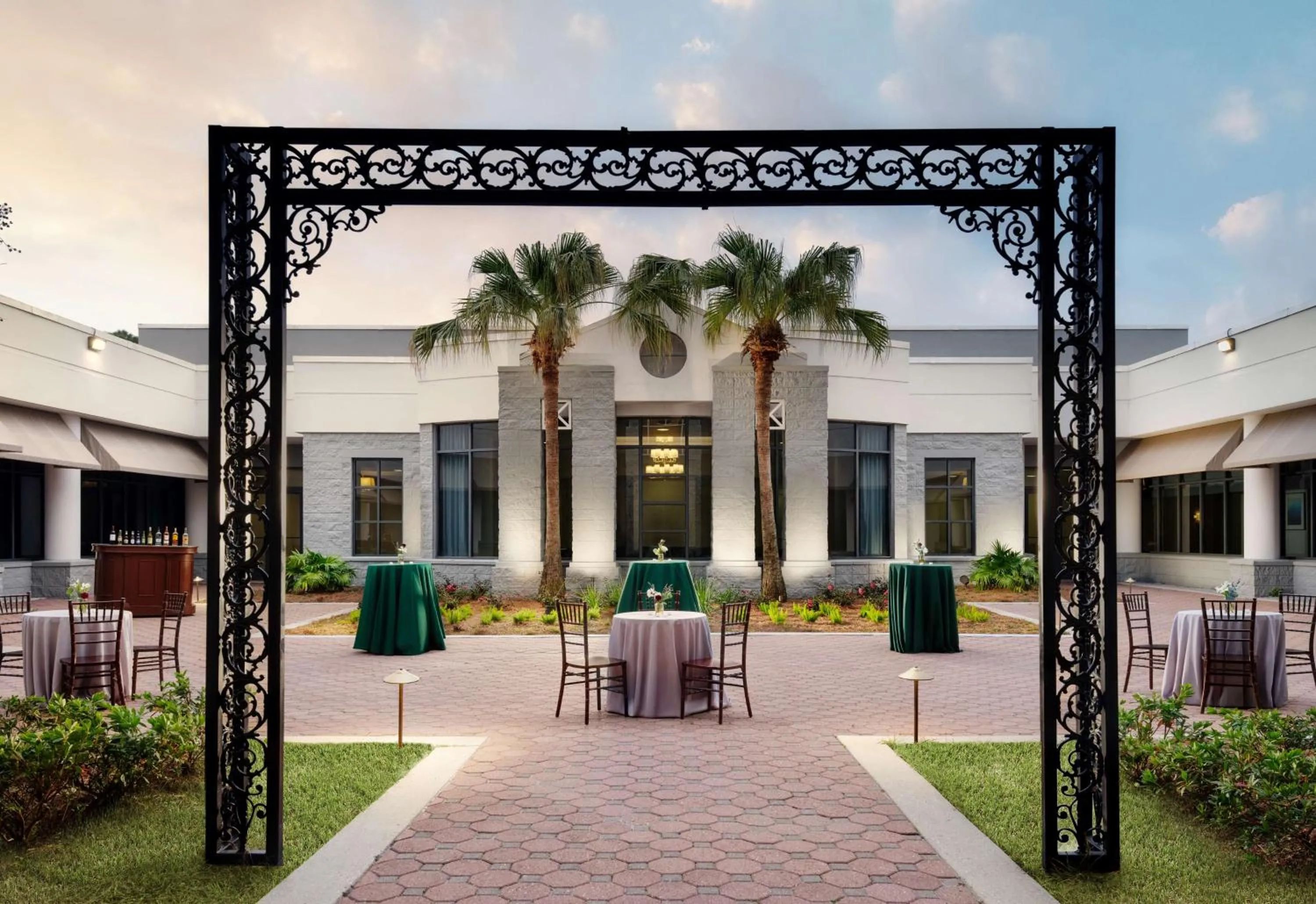 Inner courtyard view in Hilton New Orleans Airport