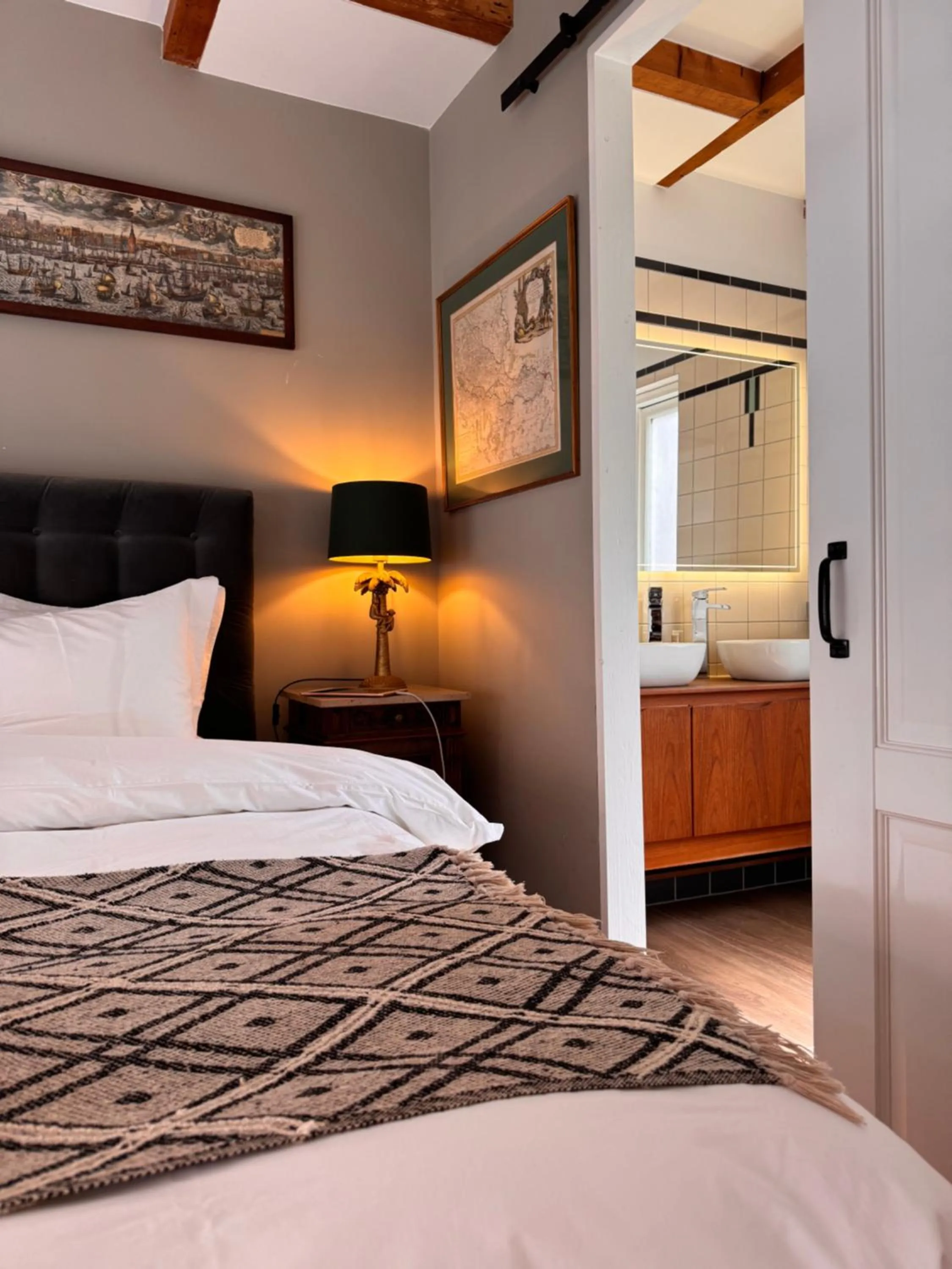 Shower, Bed in The Lastage Inn - Bed & Breakfast