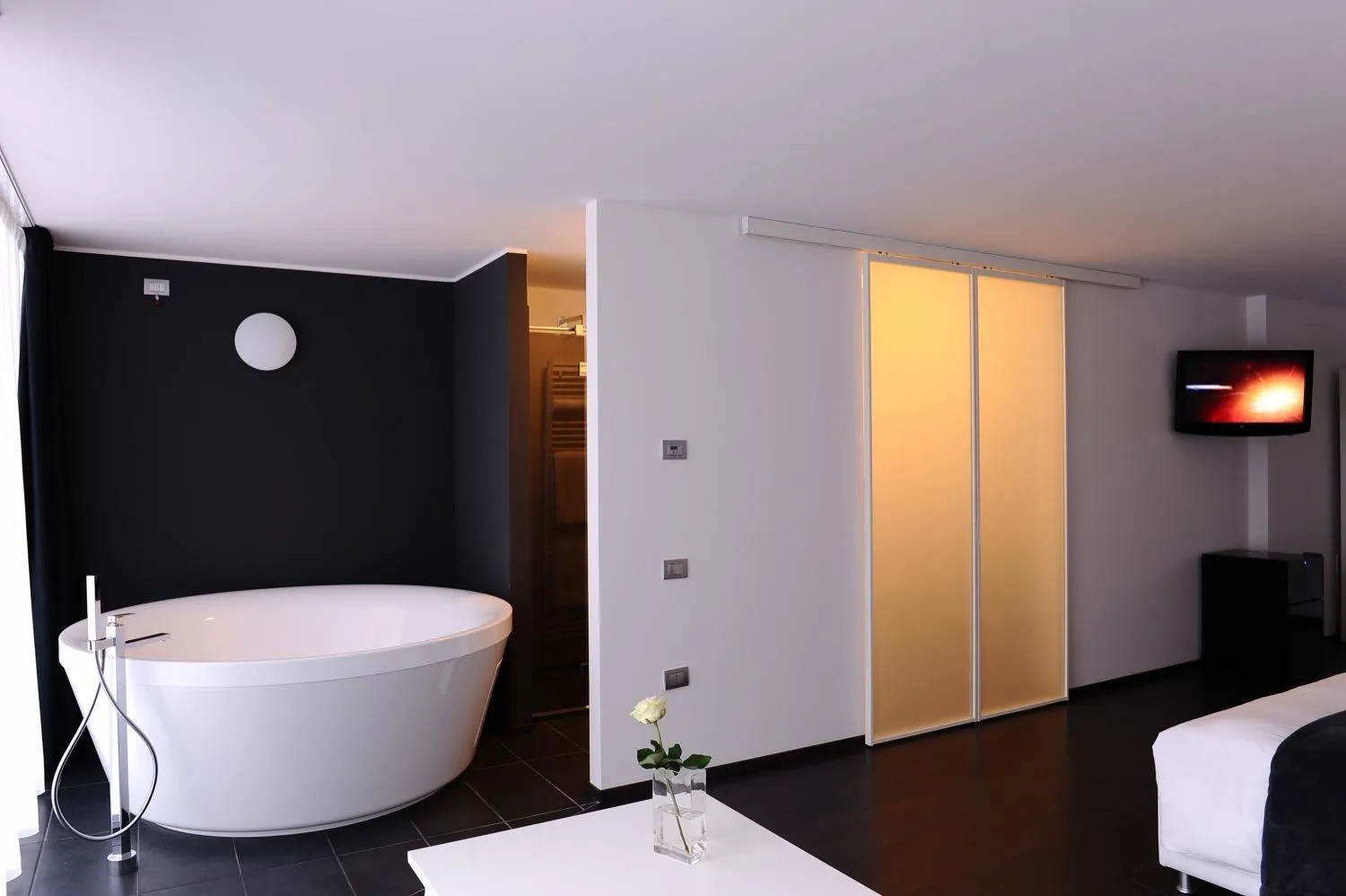 Photo of the whole room, Bed in Muu Village