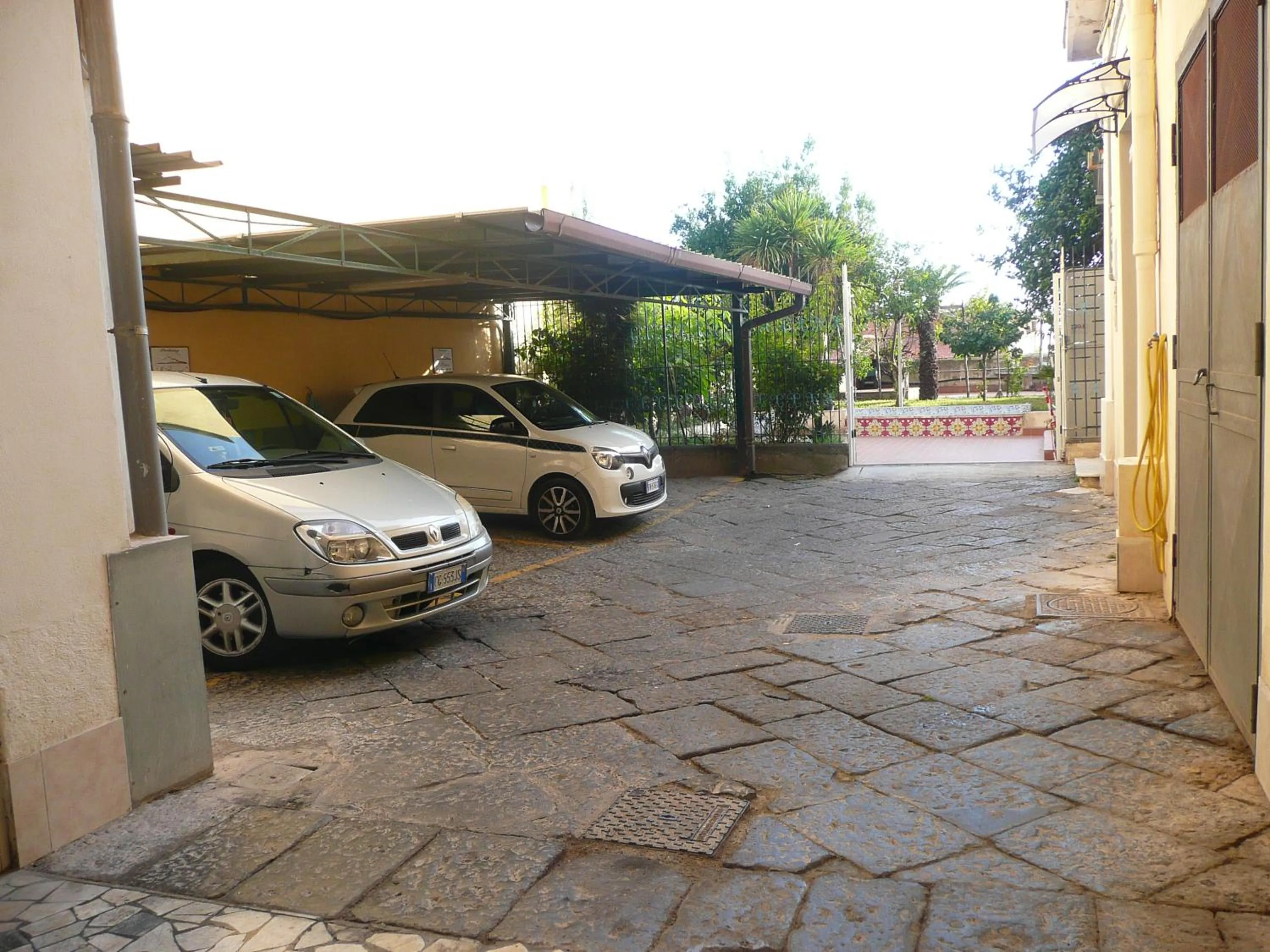 Parking in I Papiri B&B Aparthotel