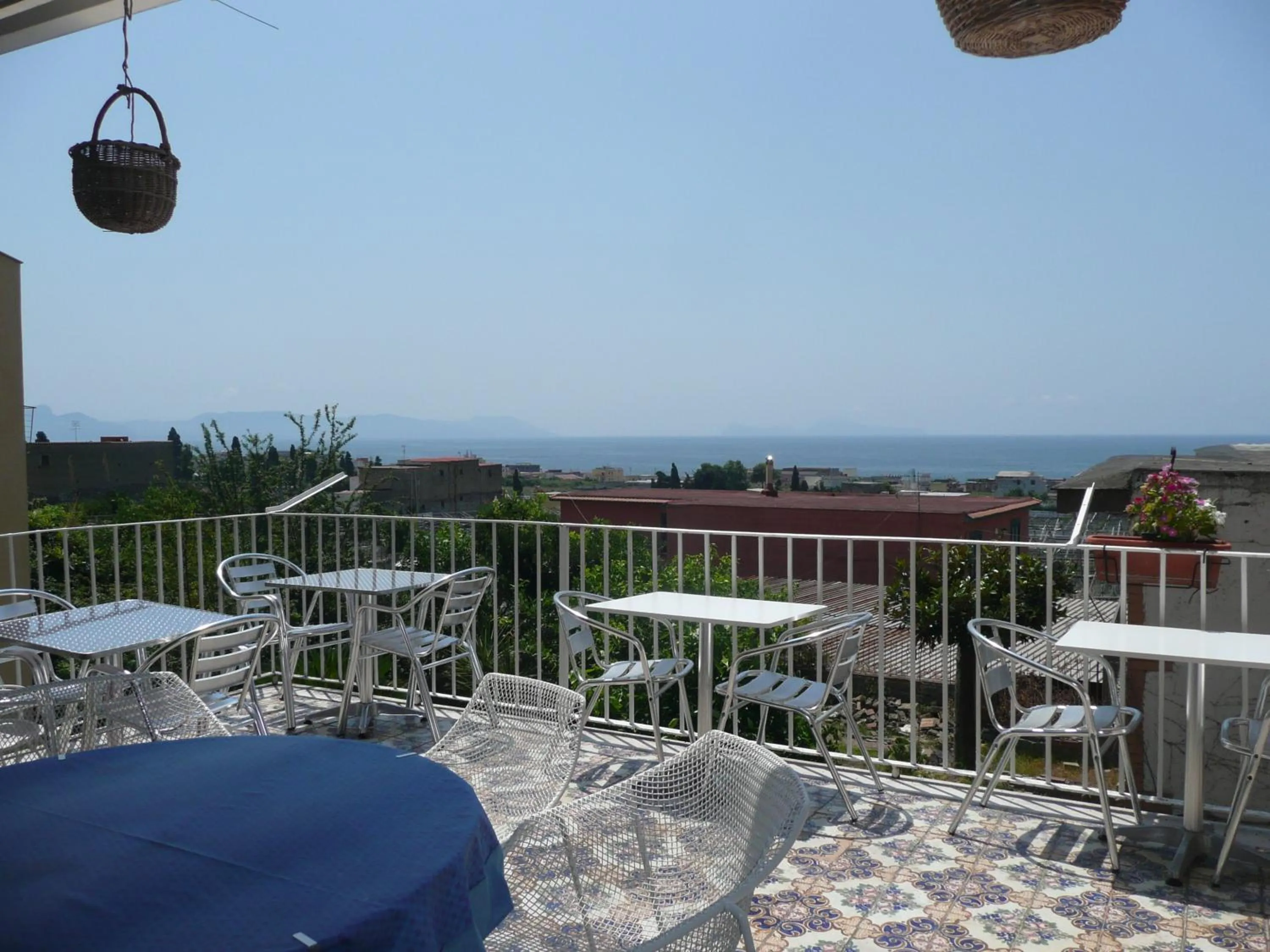 Communal lounge/ TV room in I Papiri B&B Aparthotel