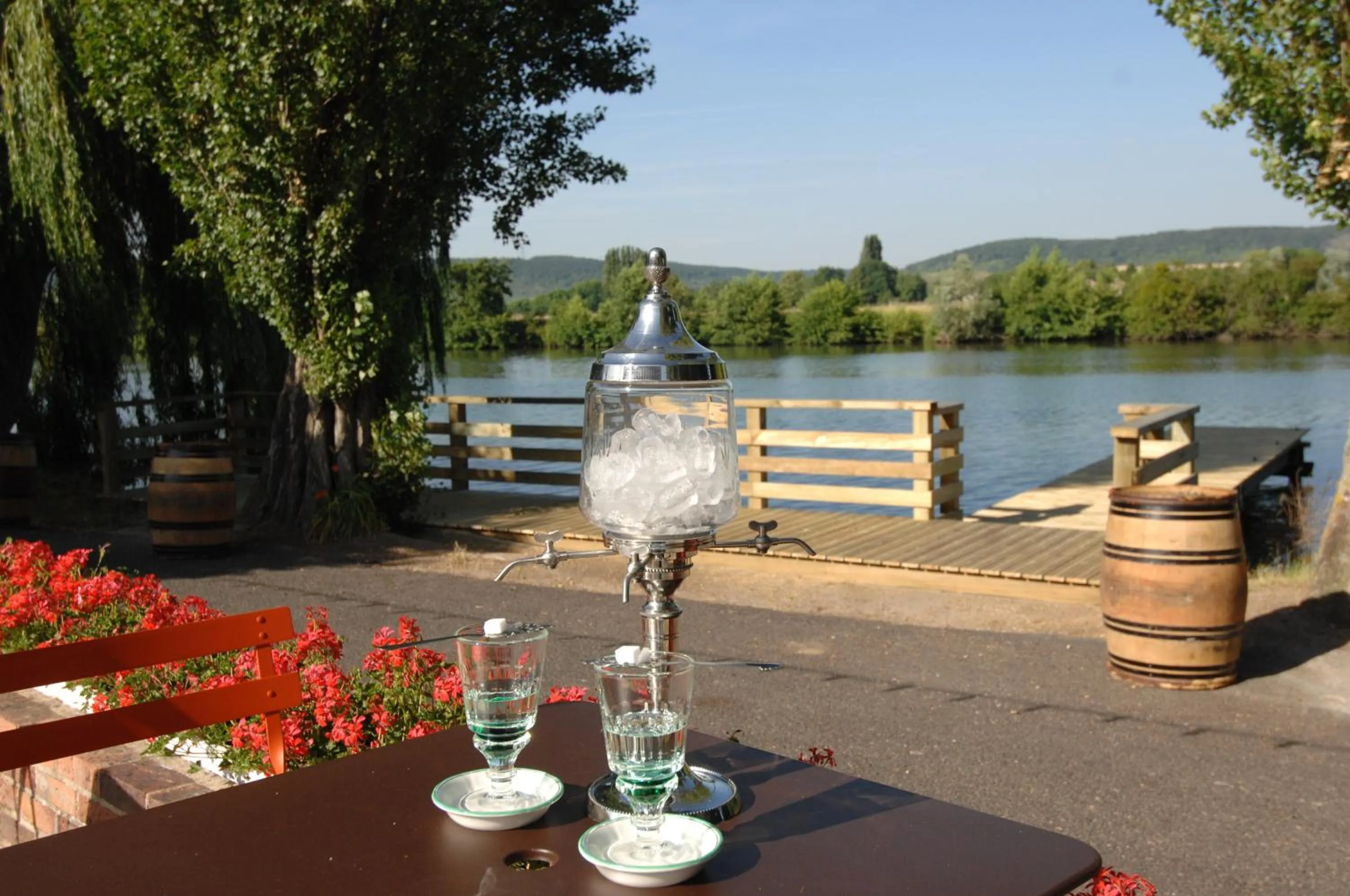 Restaurant/places to eat in Les Canisses