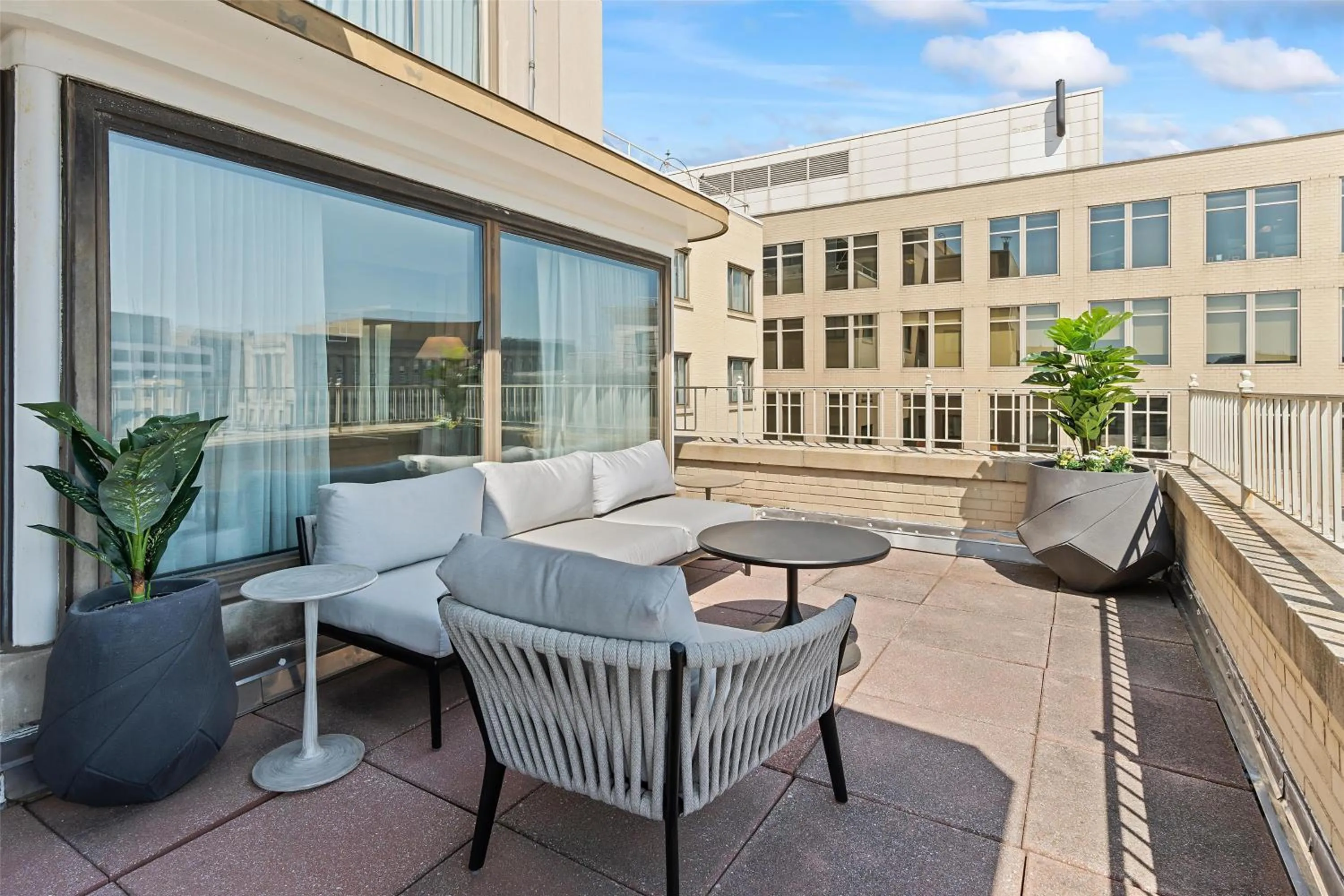 Living room in Capital Hilton