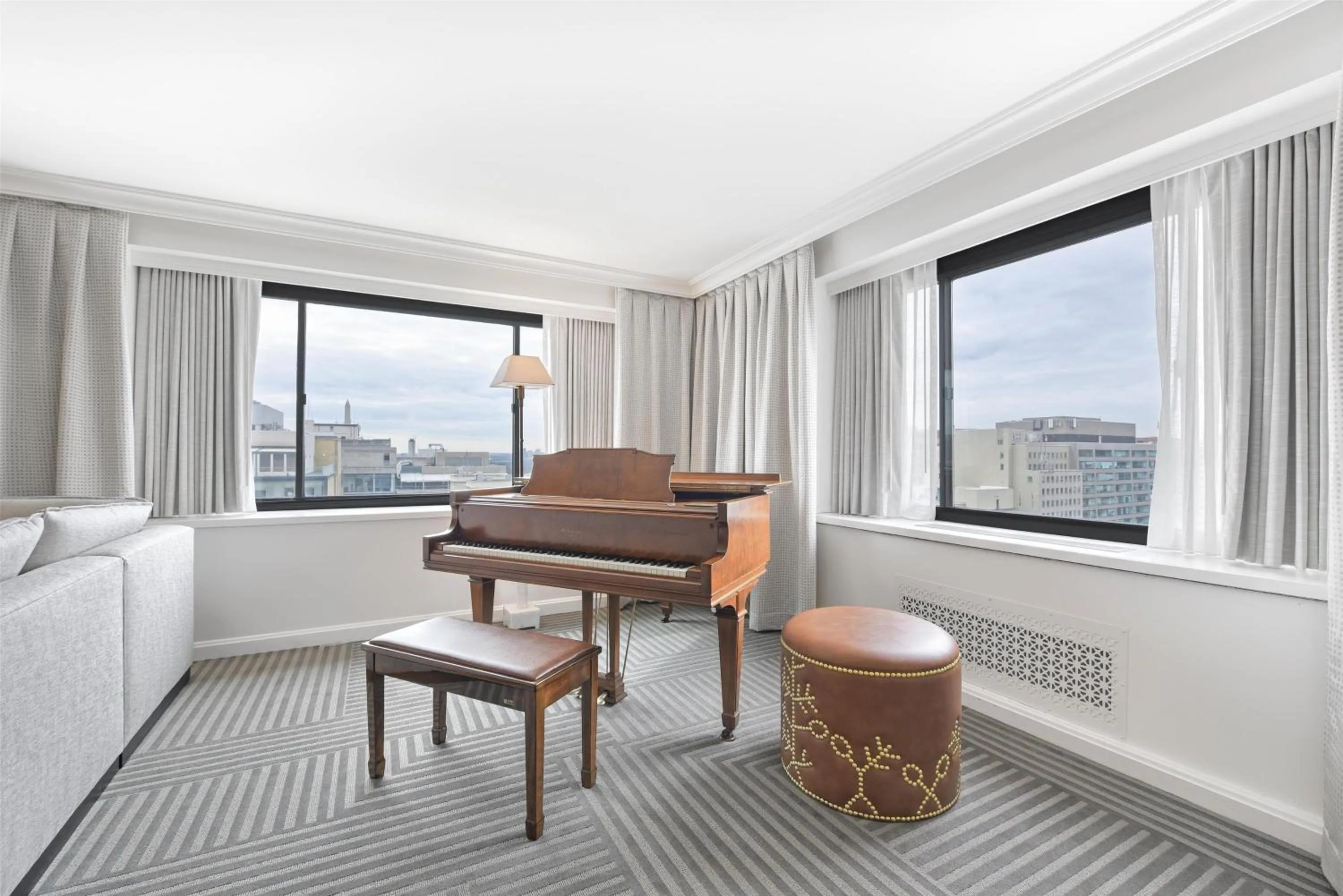 Living room in Capital Hilton