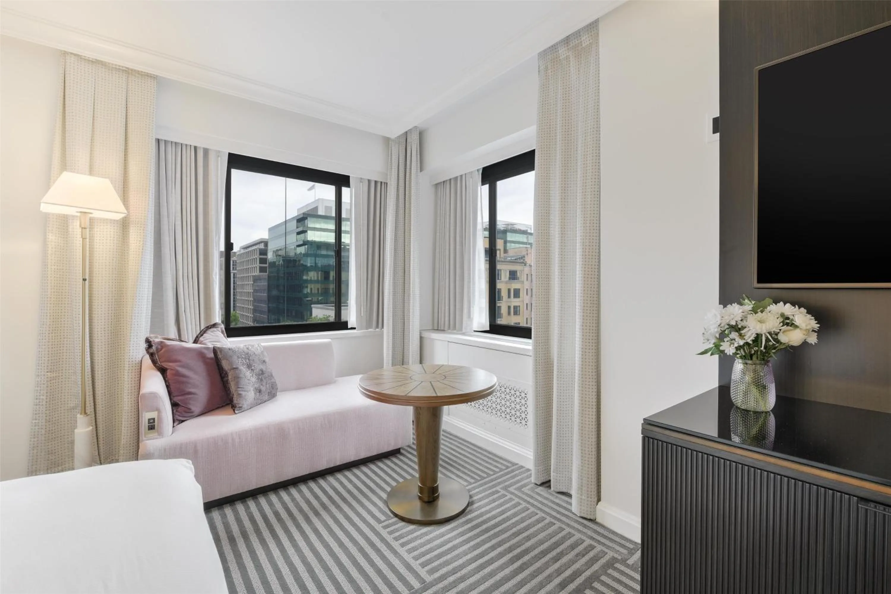 Living room, Bed in Capital Hilton