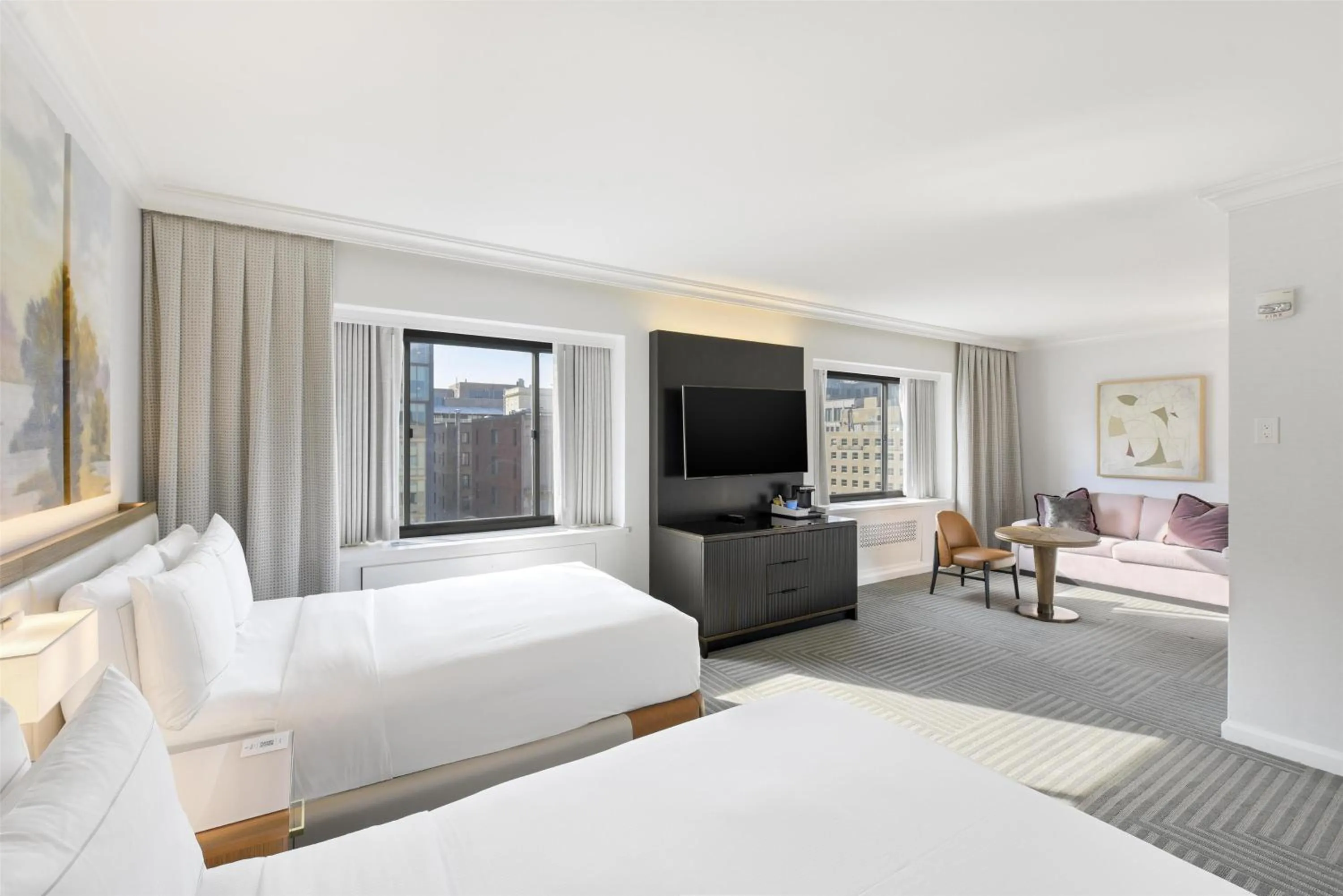 Living room, Bed in Capital Hilton