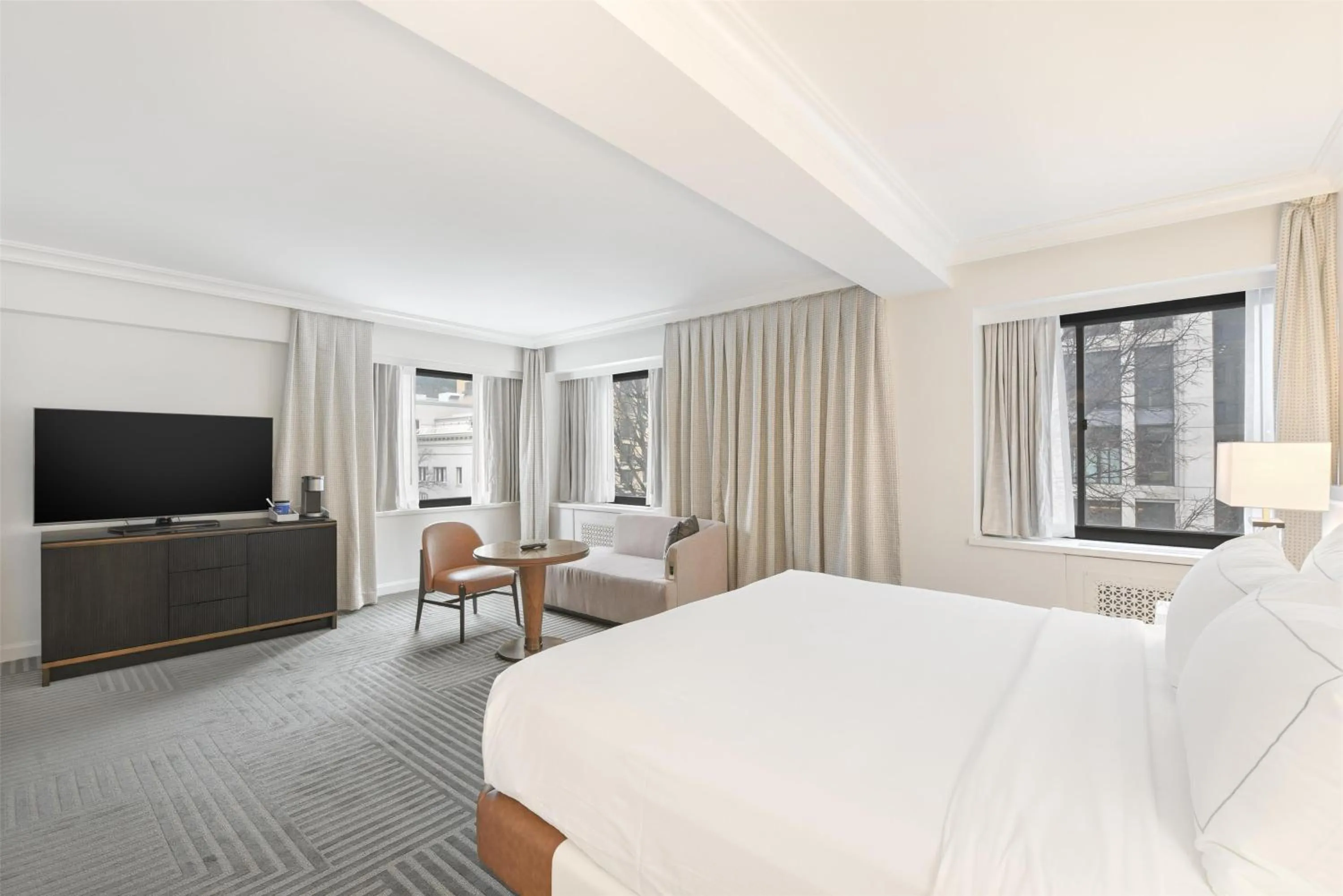 Living room, Bed in Capital Hilton