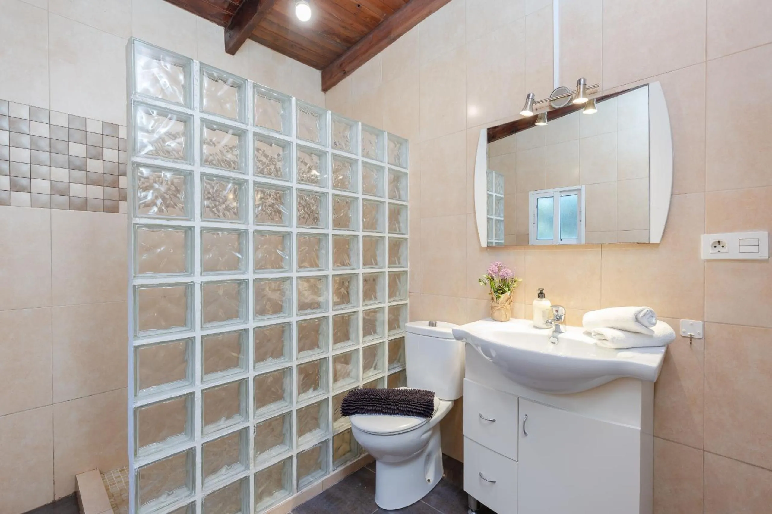 Bathroom in Fidalsa Relax Pool & BBQ