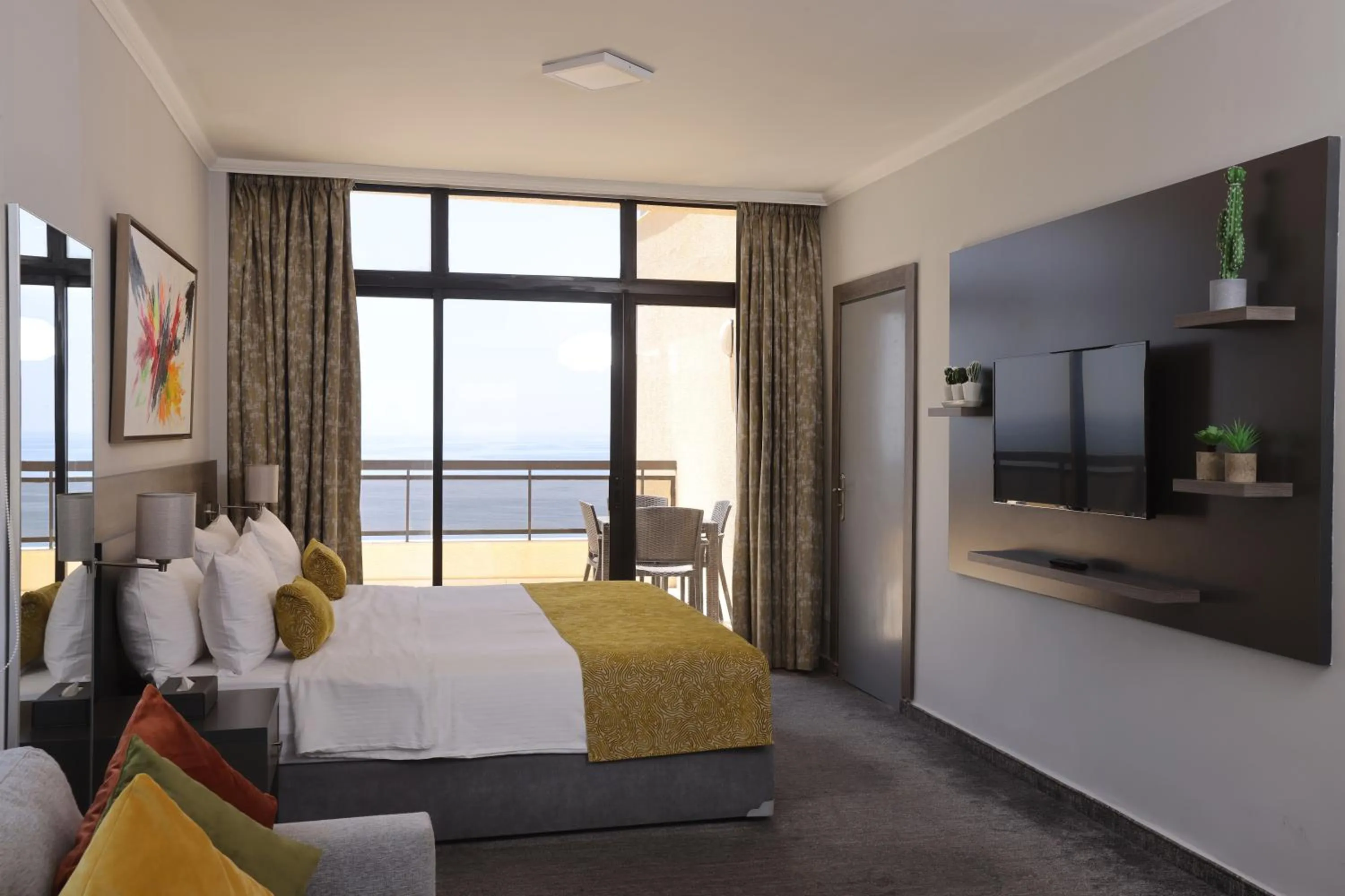 Communal lounge/ TV room, Bed in La Vida Suite