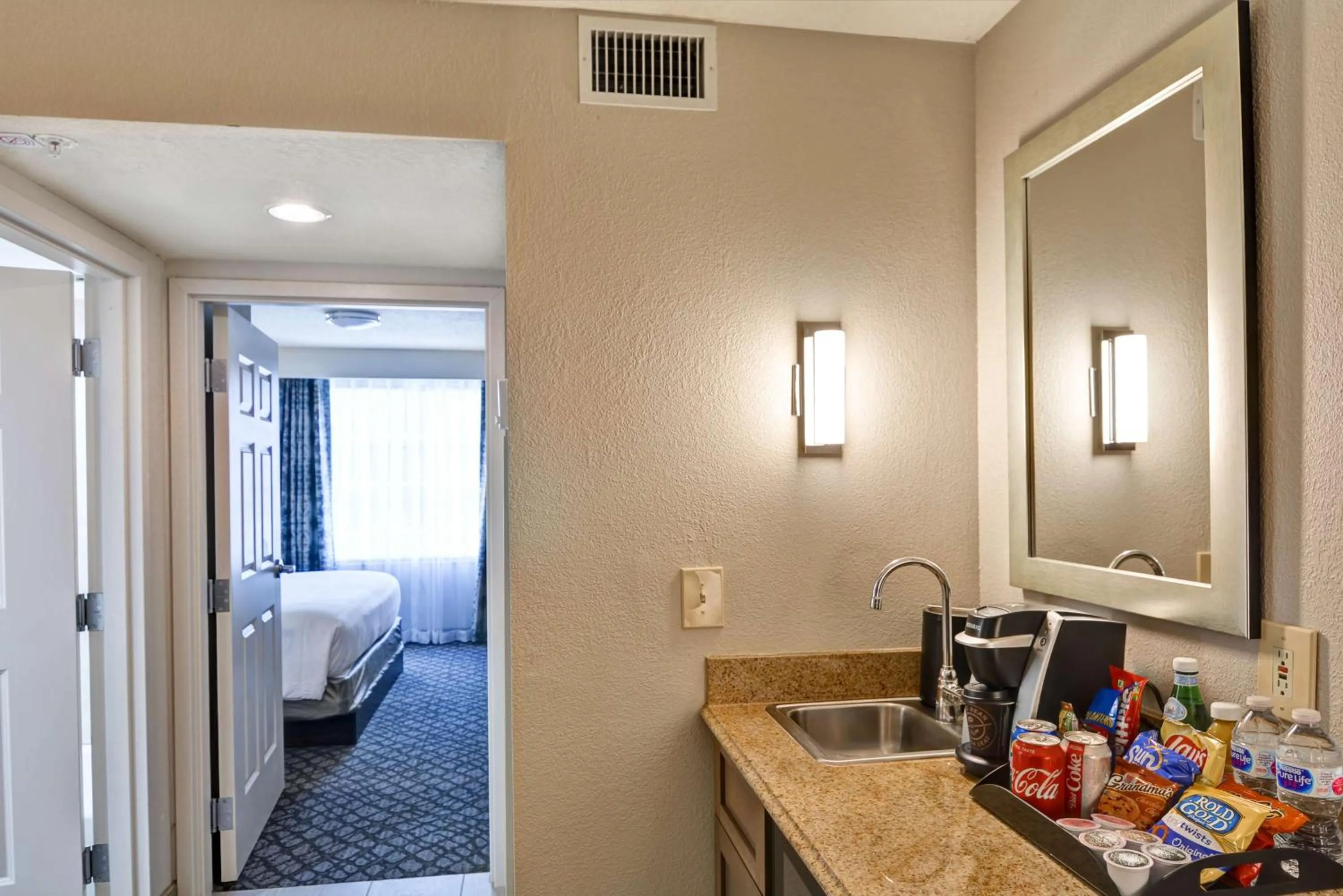 Kitchen or kitchenette, Bed in Embassy Suites by Hilton Orlando Downtown