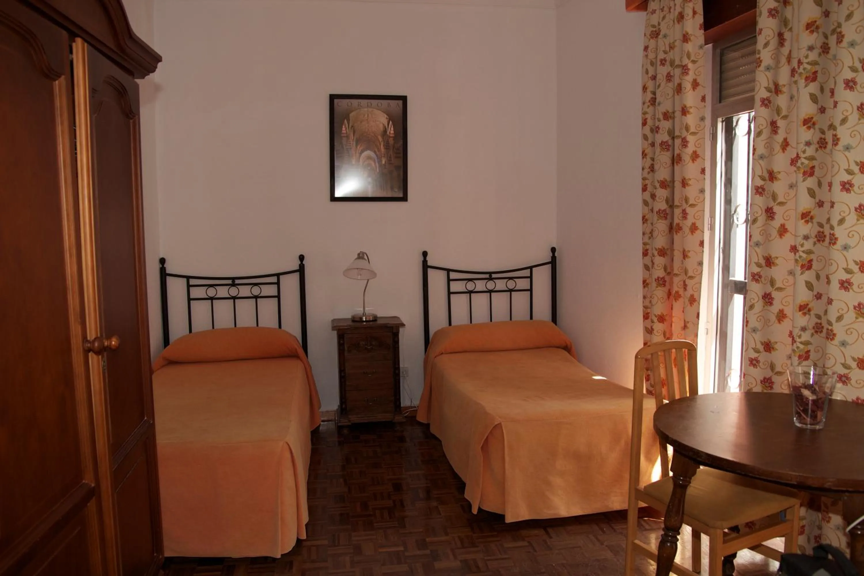 Photo of the whole room, Bed in Pension Catedral