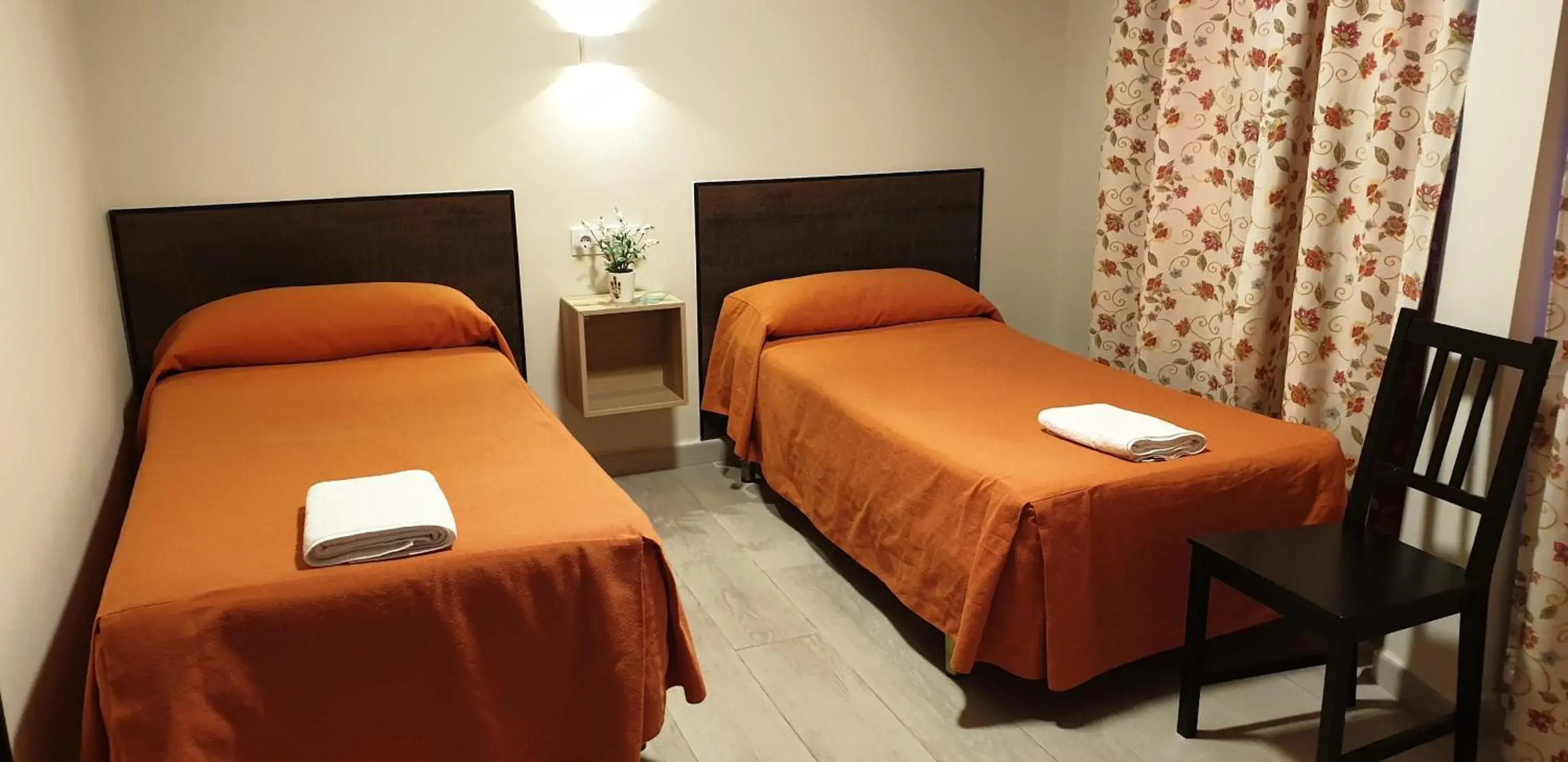 Twin Room with Private Bathroom in Pension Catedral Twin Room with Private Bathroom in Pension Catedral