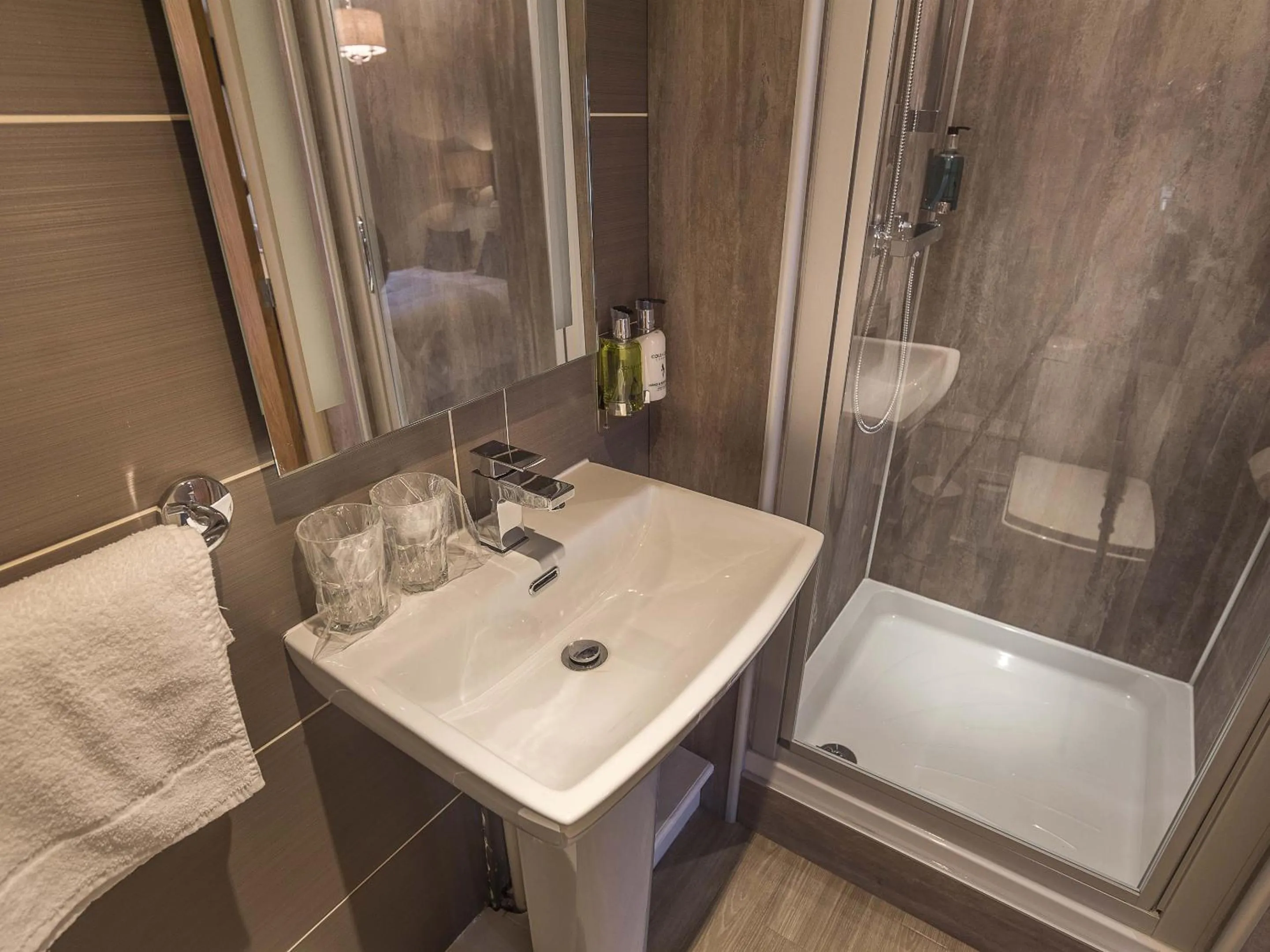 Bathroom in New Crown Inn