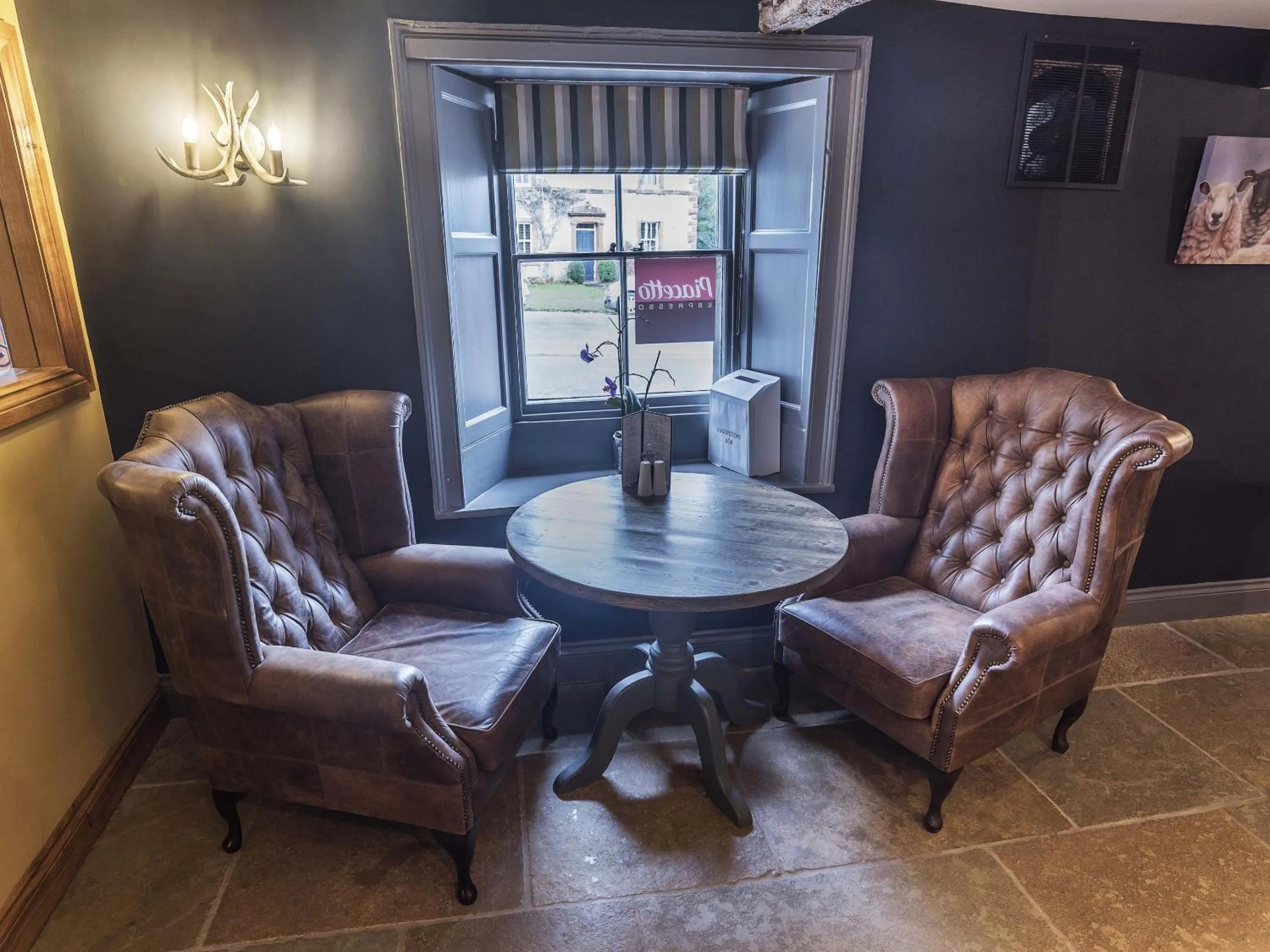 Lounge or bar in New Crown Inn