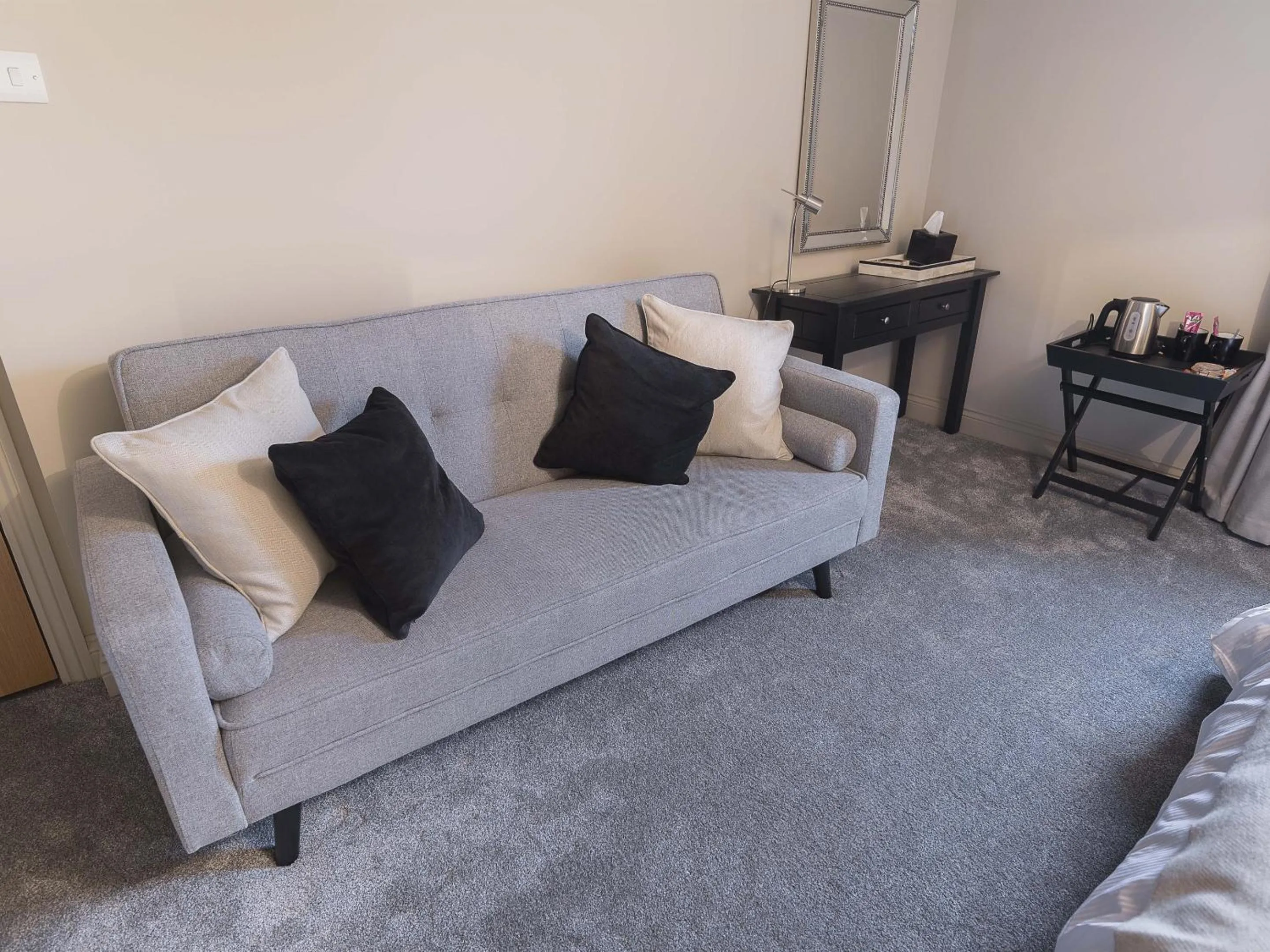 Bedroom in New Crown Inn