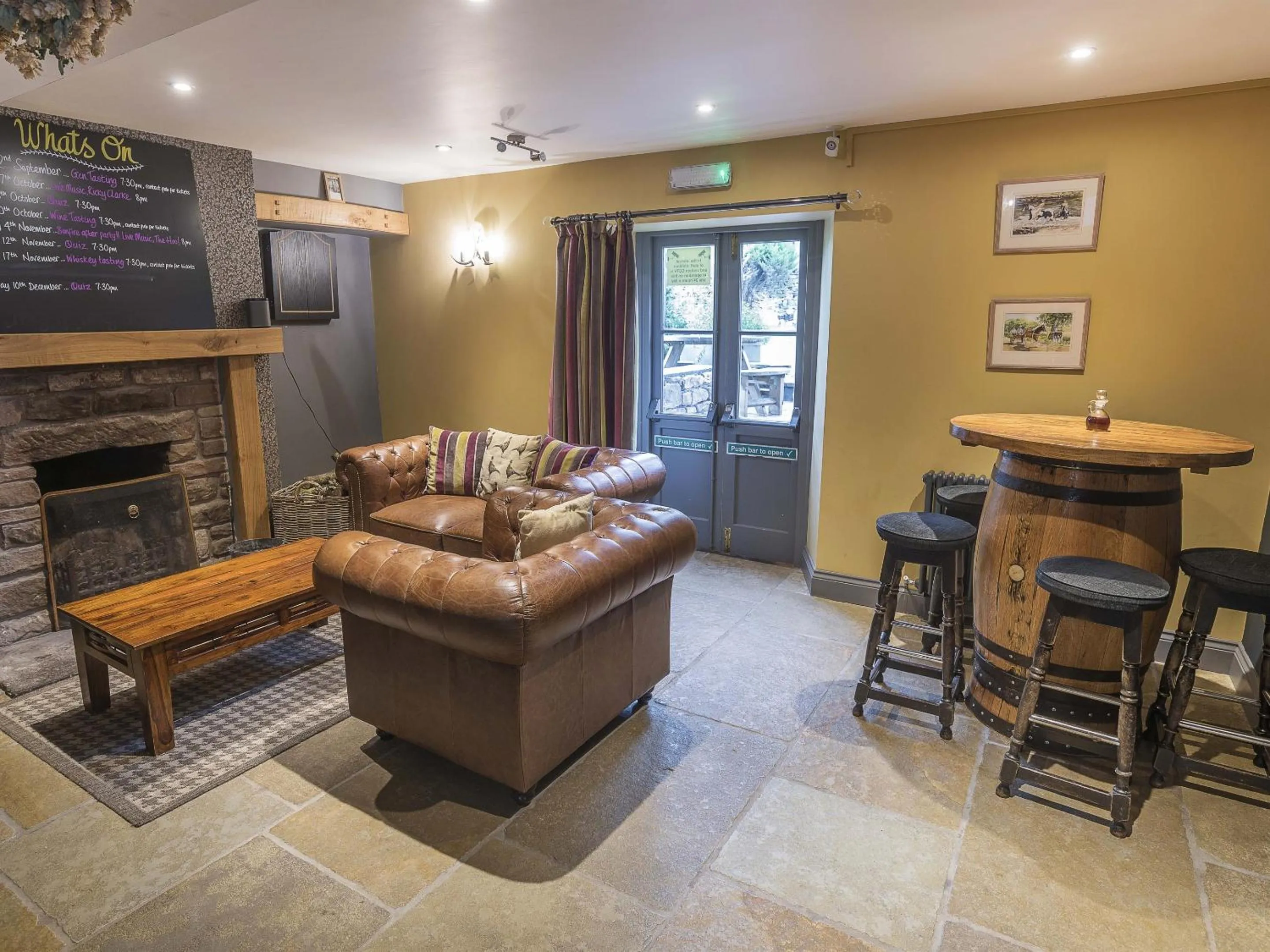 Lounge or bar in New Crown Inn