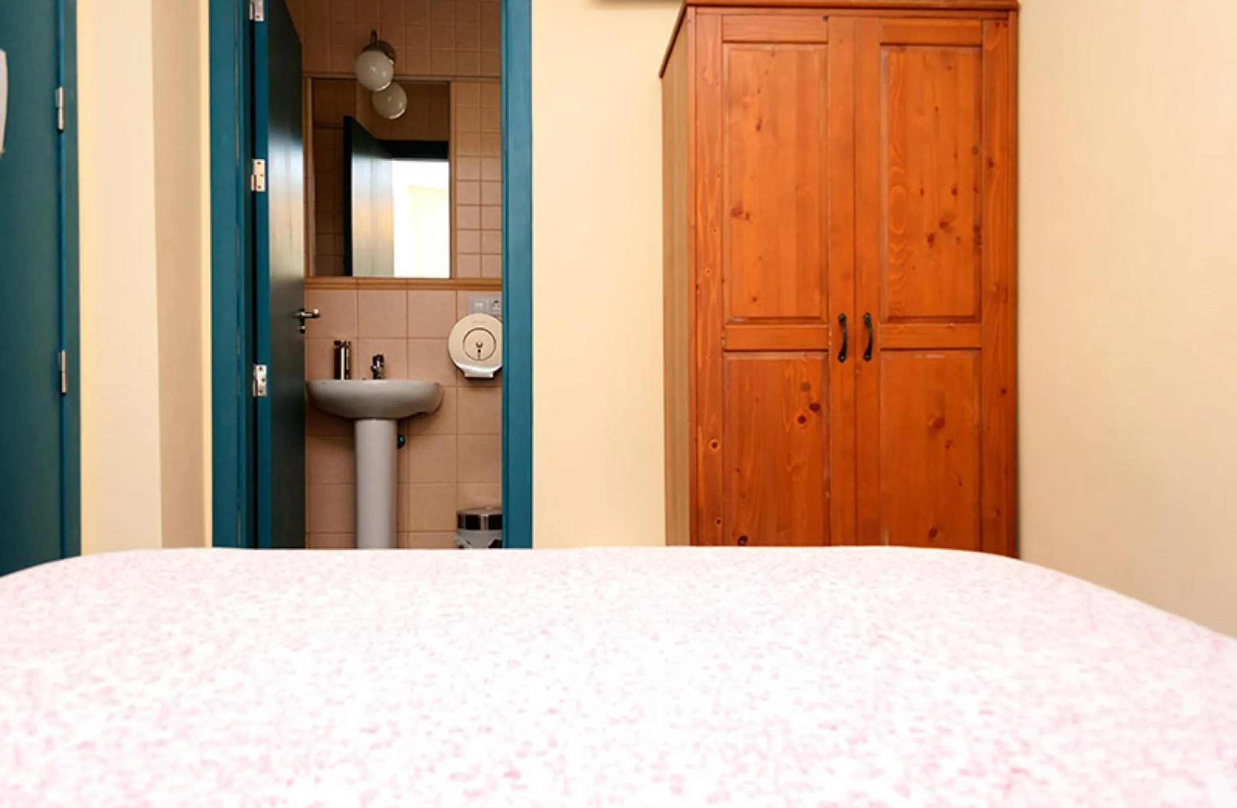 Bathroom, Bed in Pensión La Montoreña