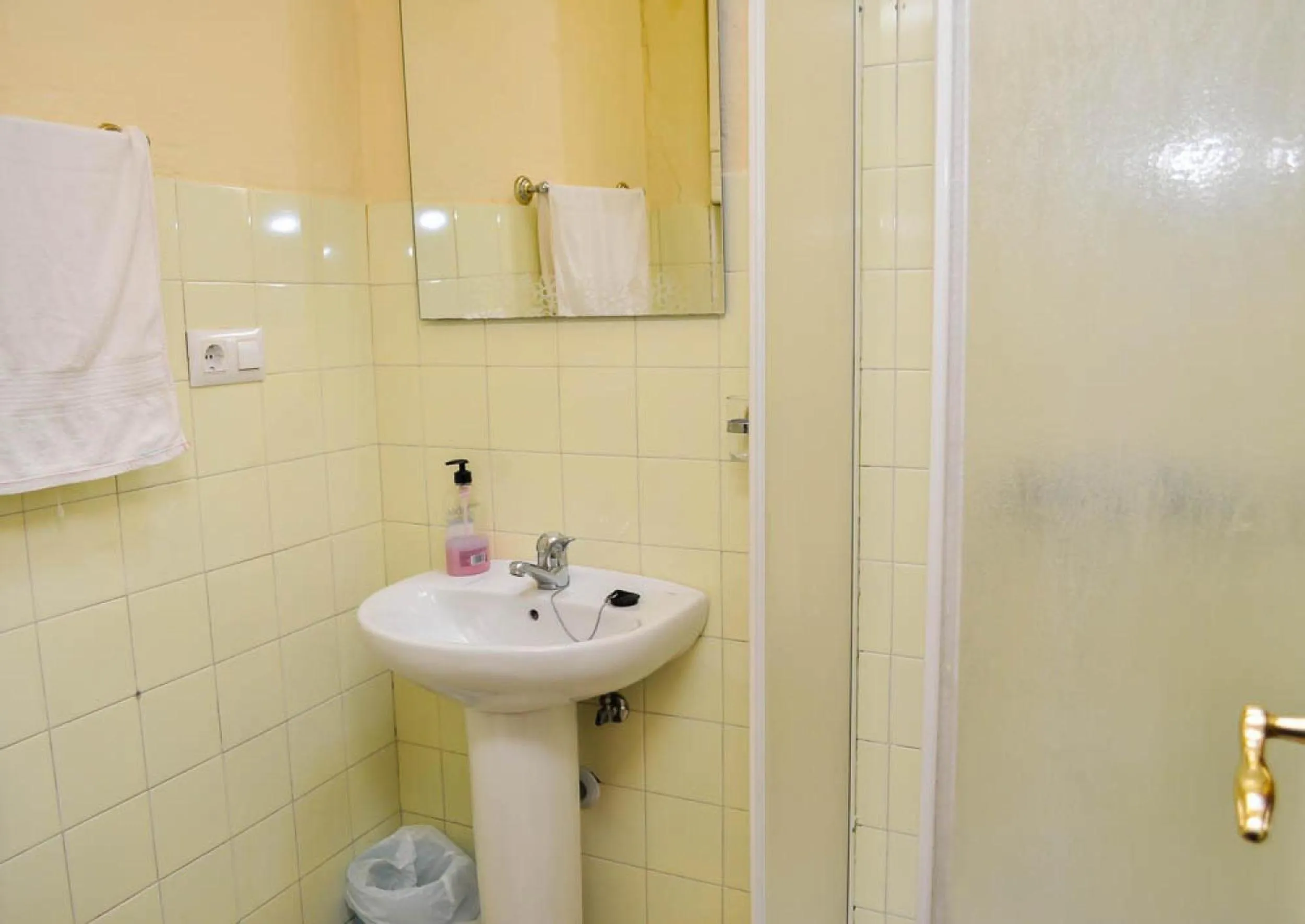 Shower in Pensión La Montoreña