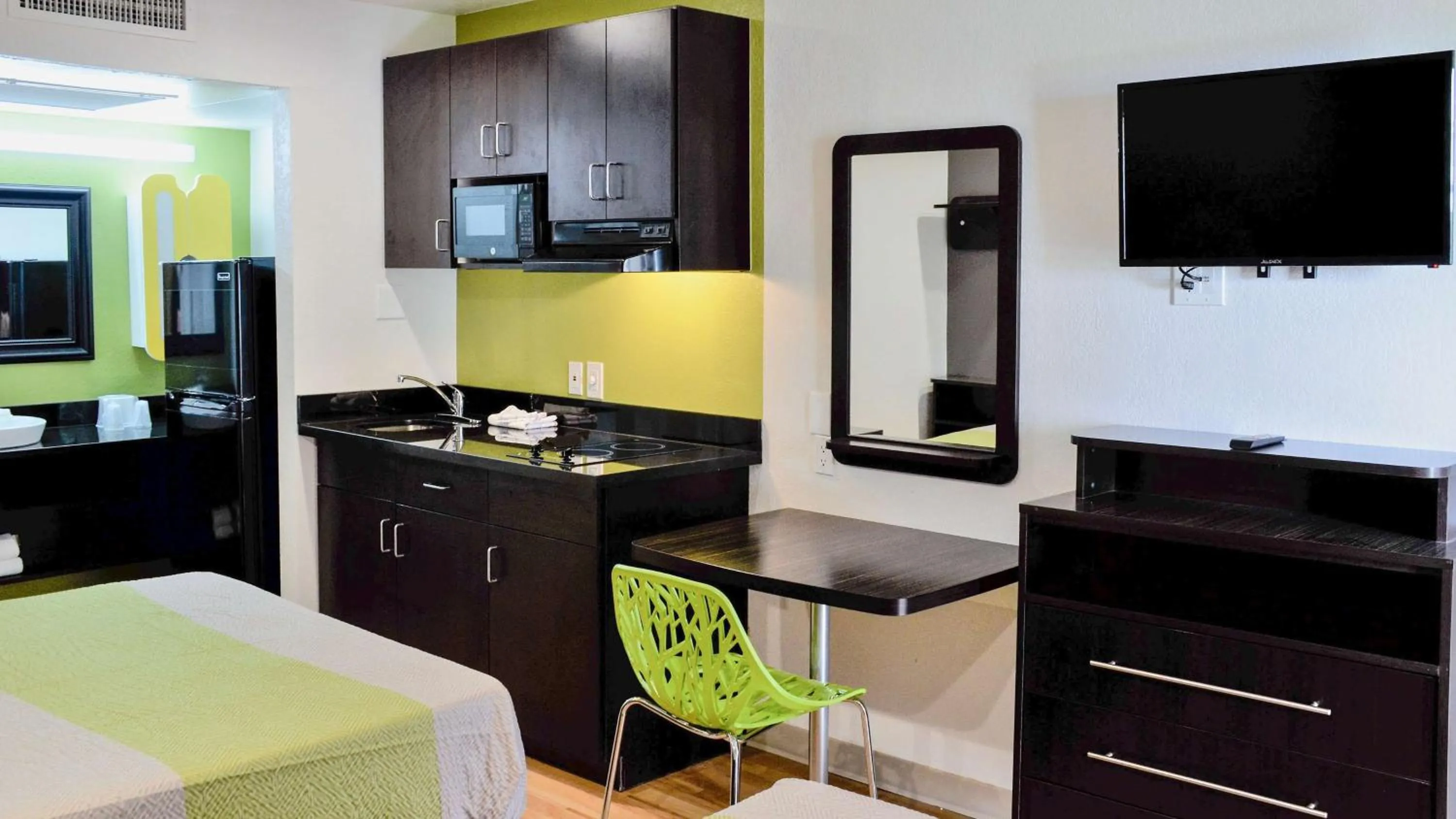 TV and multimedia in Studio 6-Buttonwillow, CA