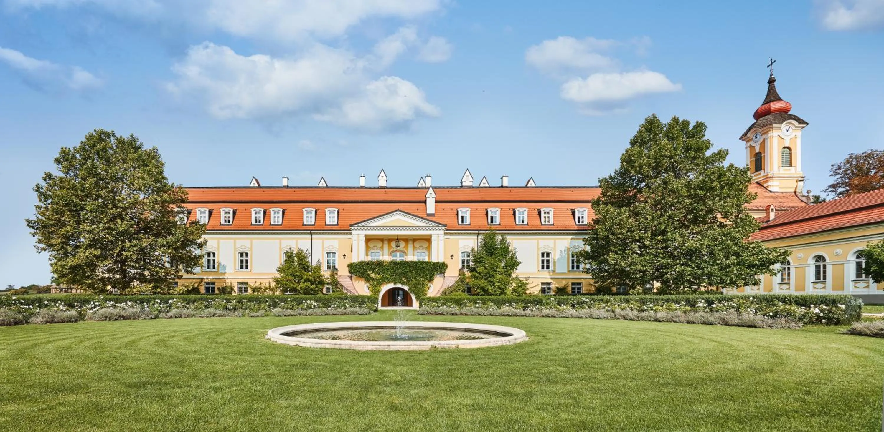 Property building in Hotel Château Bela