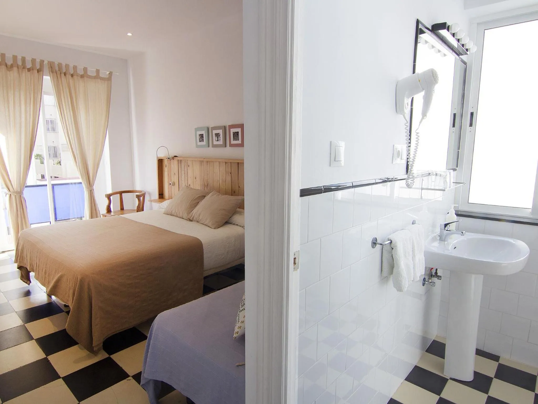 Toilet, Bed in Hotel Finlandia