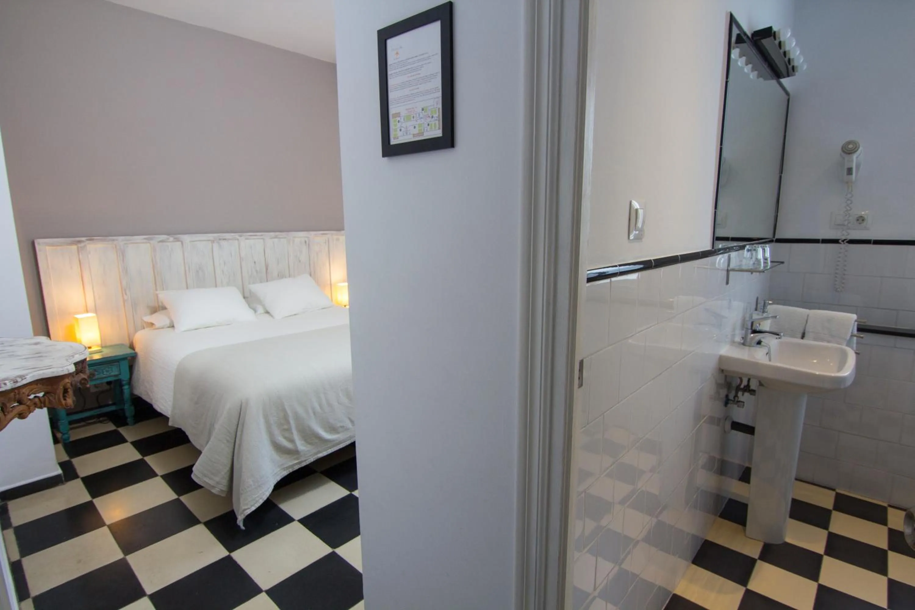 Bathroom, Bed in Hotel Finlandia