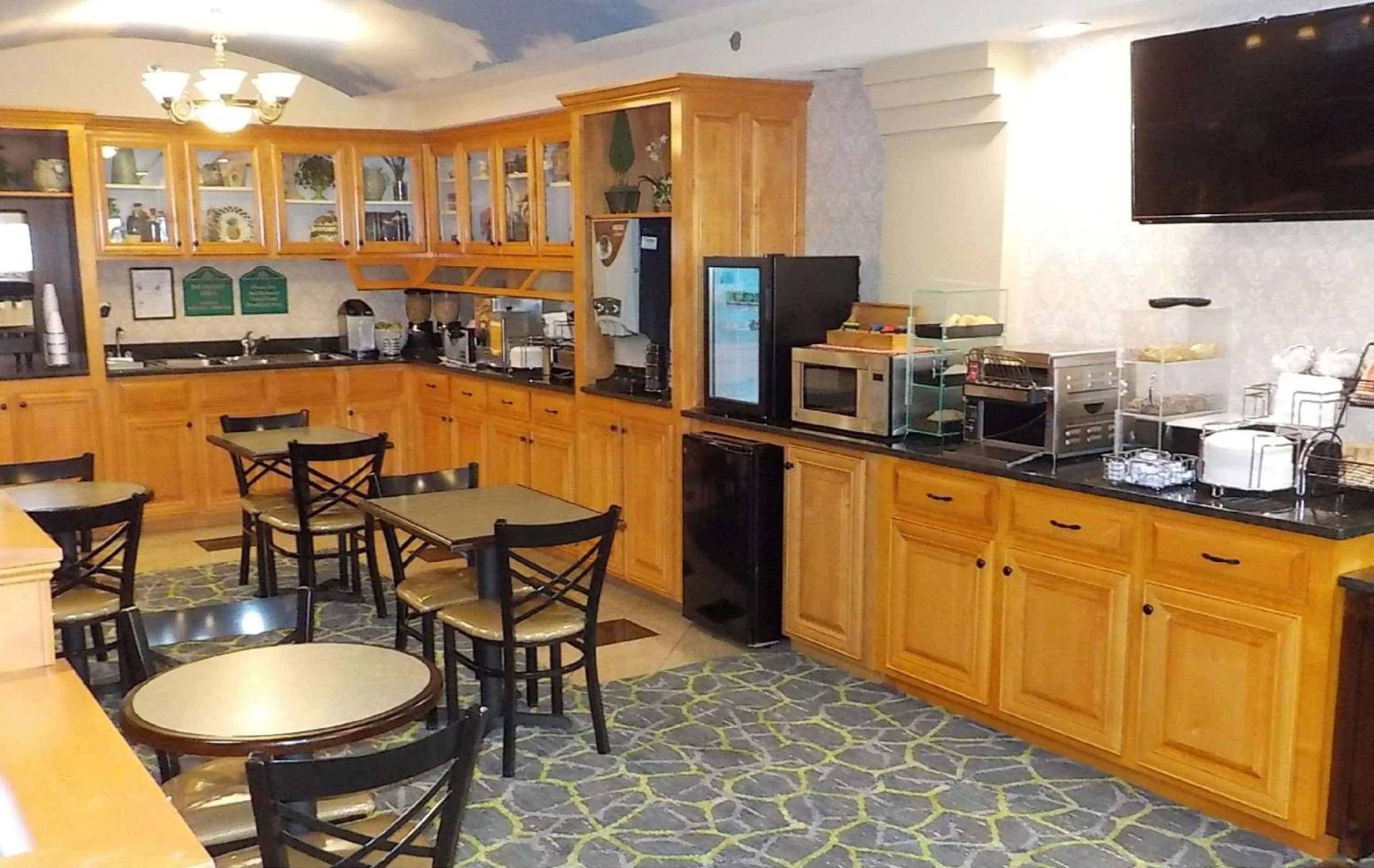 Restaurant/places to eat in SureStay Plus Hotel by Best Western Warner Robins AFB