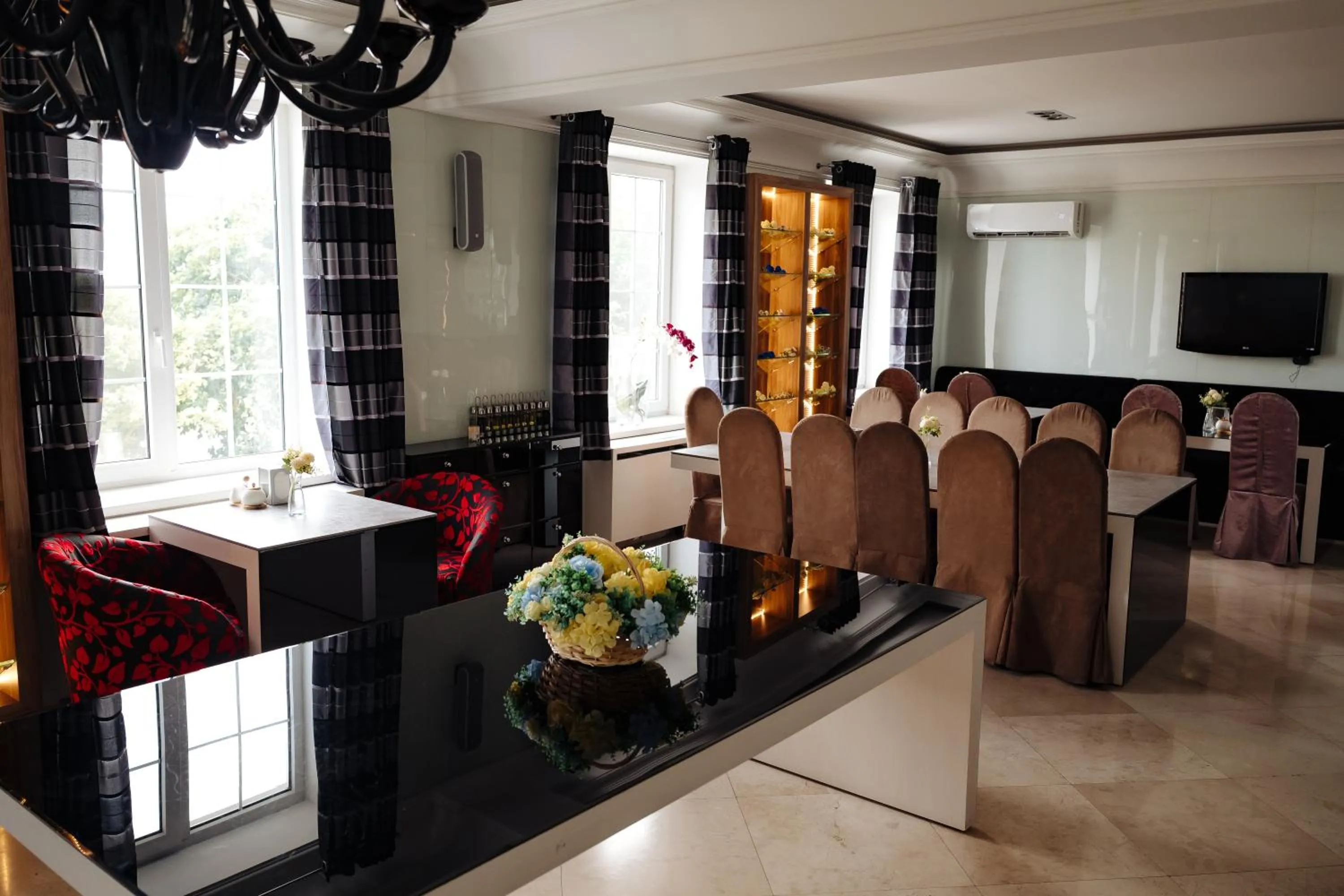 Restaurant/places to eat in Maxim Pasha Hotel