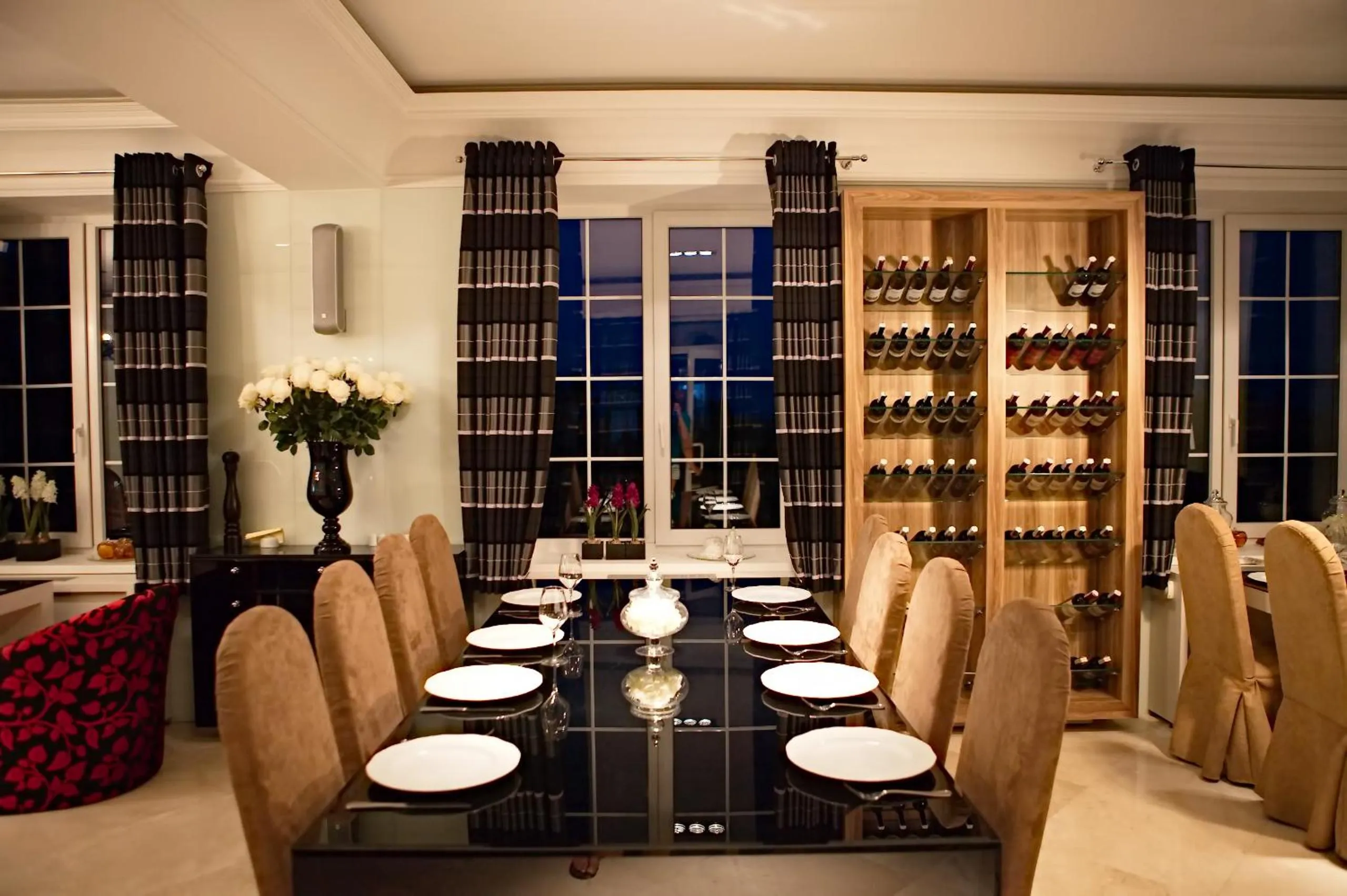 Restaurant/places to eat in Maxim Pasha Hotel