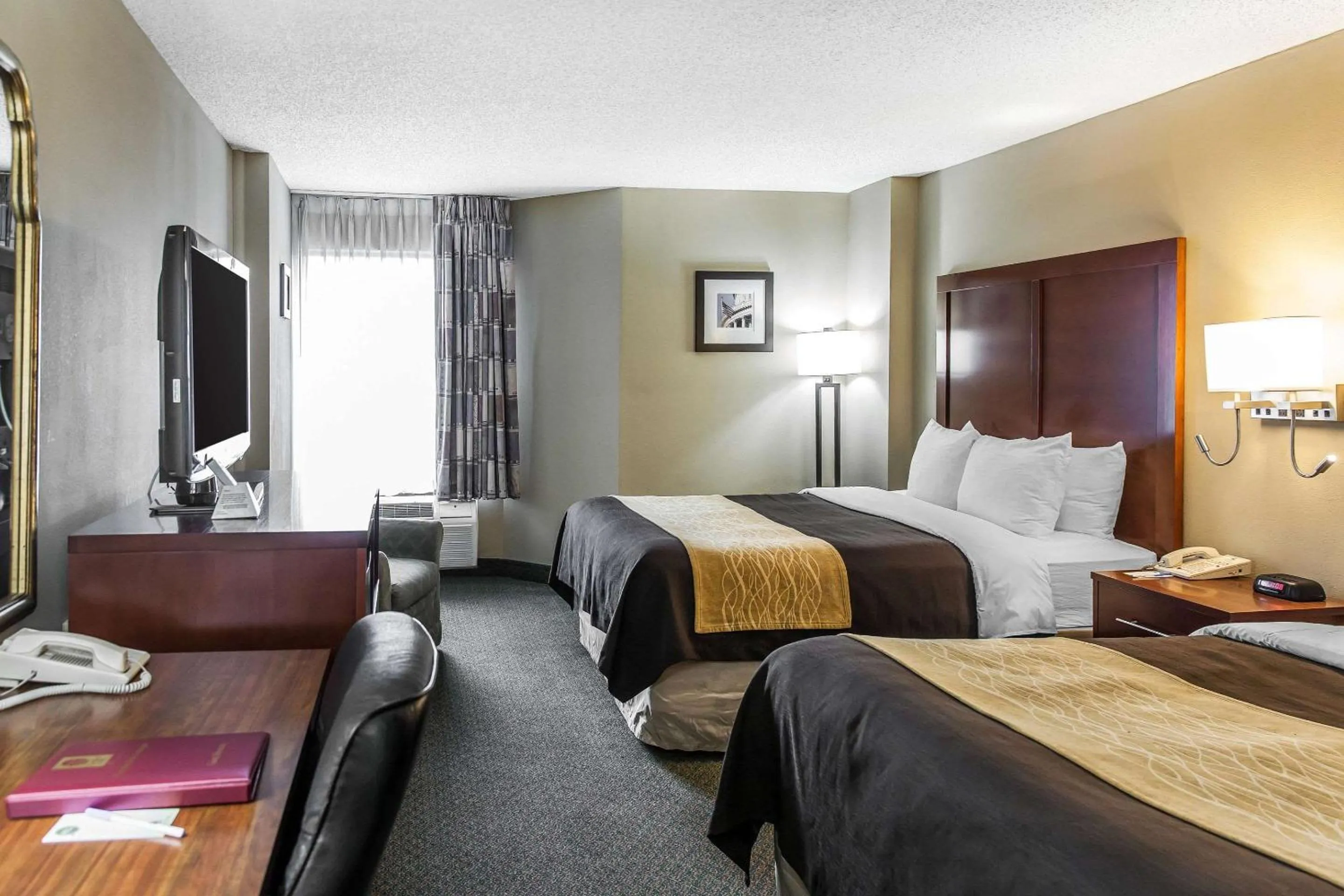 Photo of the whole room, Bed in Comfort Inn Pentagon City