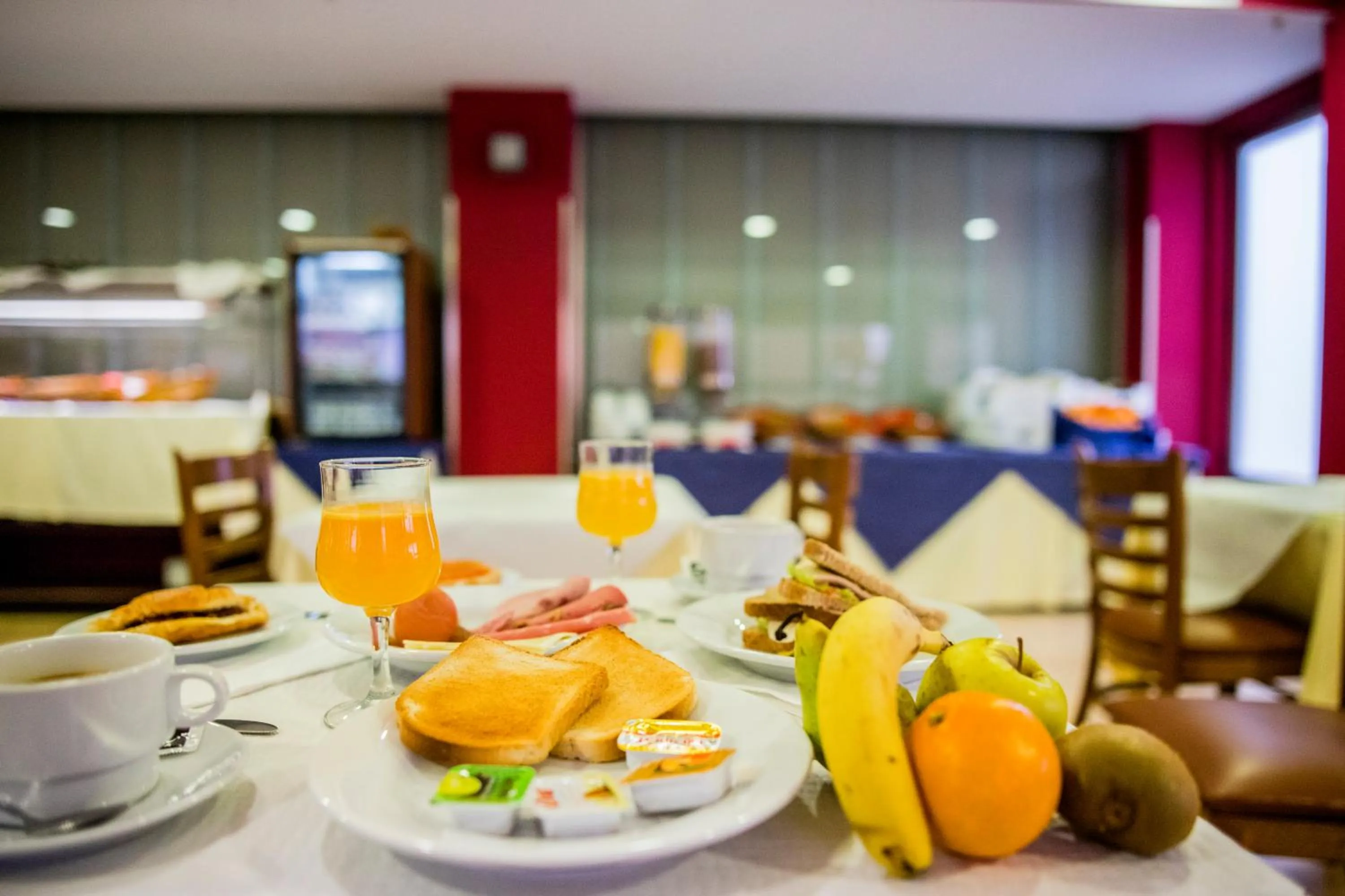 Buffet breakfast in Apartamentos Turisticos Biarritz - Bloque I