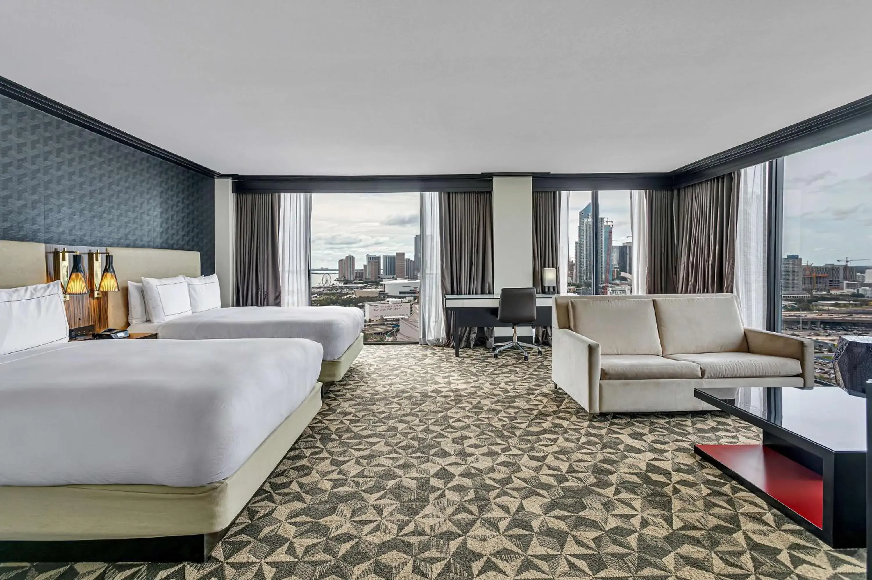 Junior Queen Suite with Bay View in Hilton Miami Downtown Junior Queen Suite with Bay View in Hilton Miami Downtown