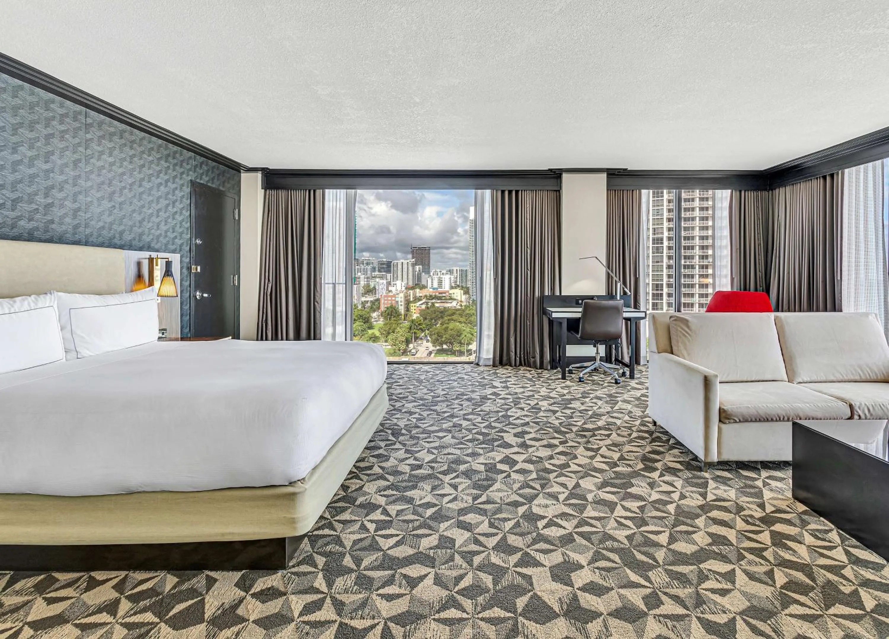 Living room, Bed in Hilton Miami Downtown